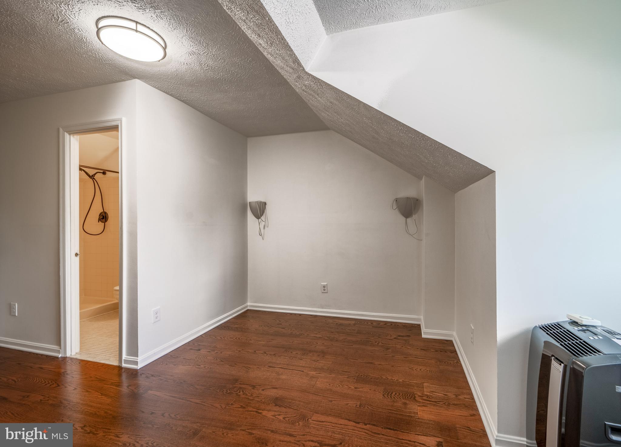 LAUREL MEWS - Residential Lease