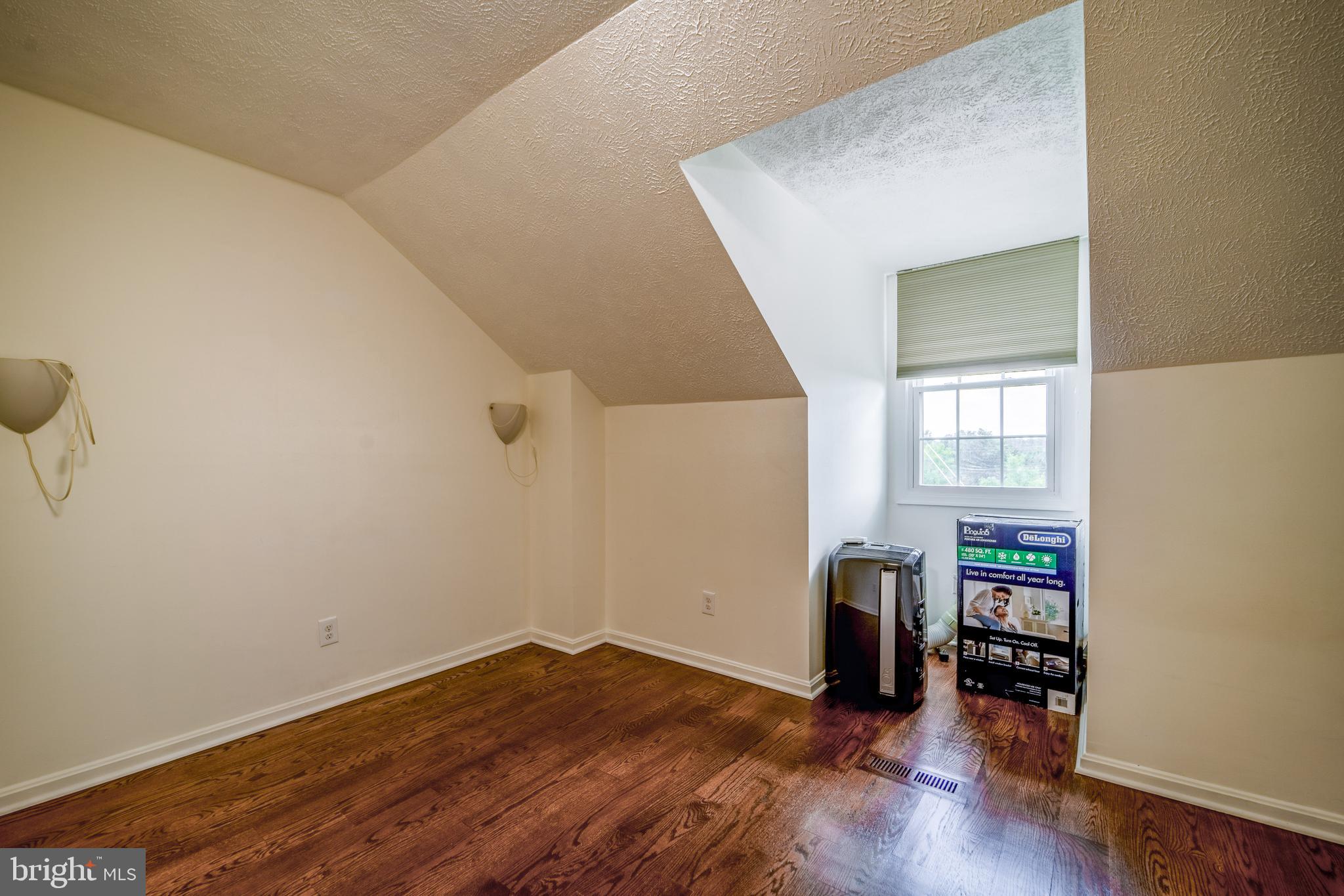 LAUREL MEWS - Residential Lease