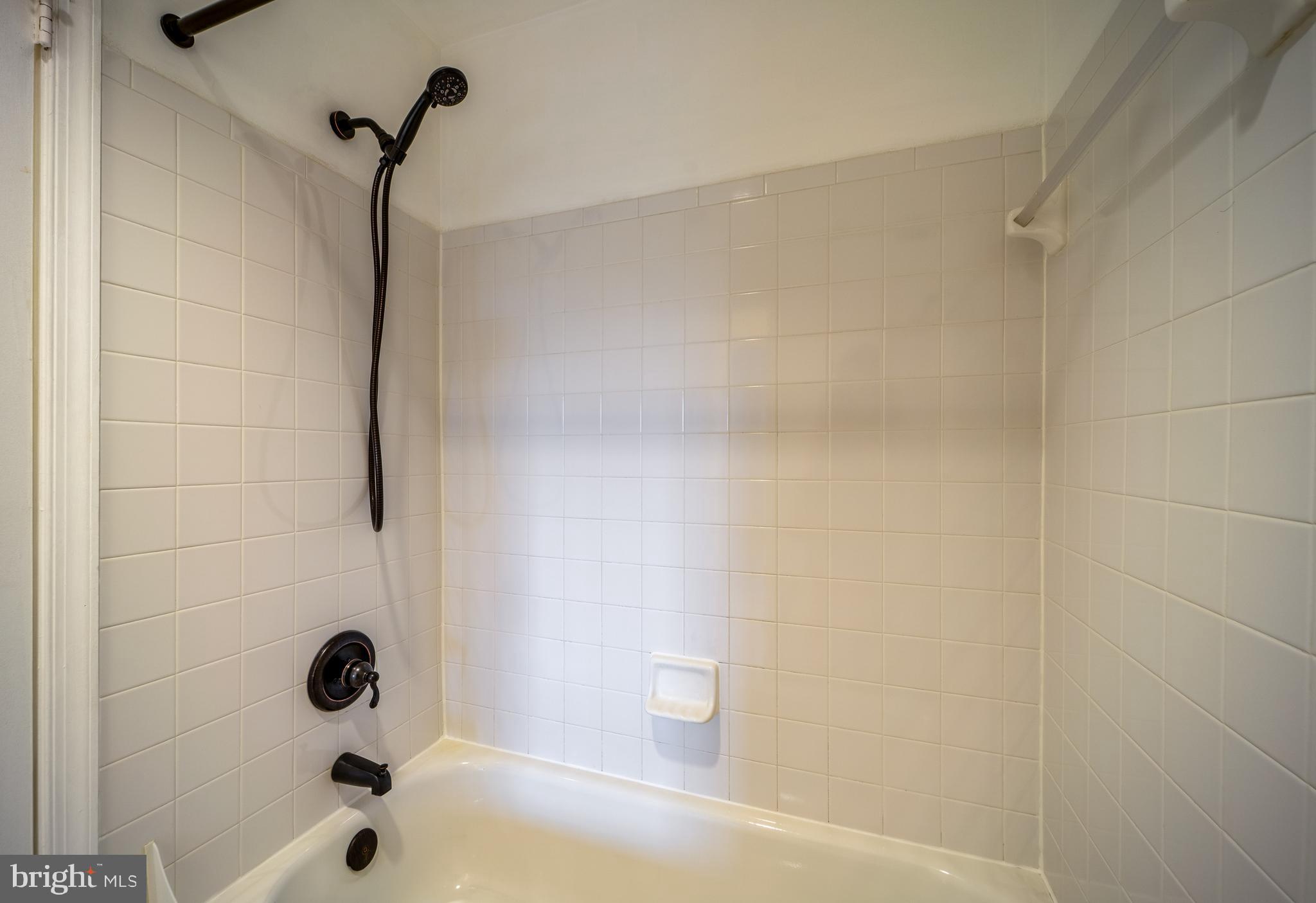 LAUREL MEWS - Residential Lease