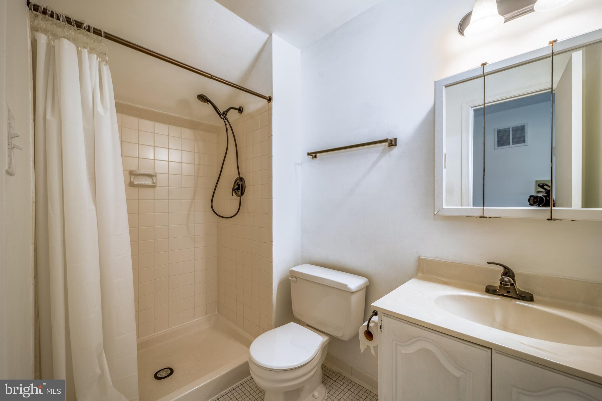 LAUREL MEWS - Residential Lease