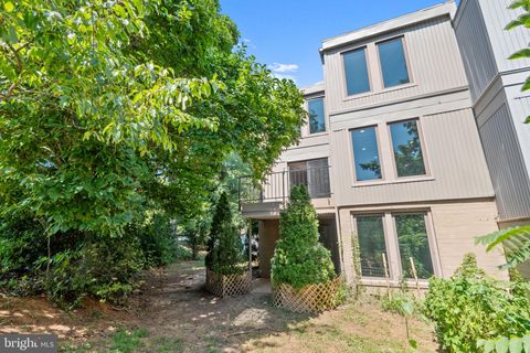 1806 N SHORE COURT RESTON VA 20190