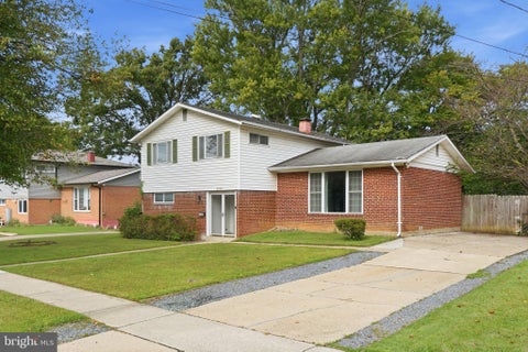 Photo of 4809 Aspen Hill Road, ROCKVILLE, MD 20853 (MLS # MDMC2258162)