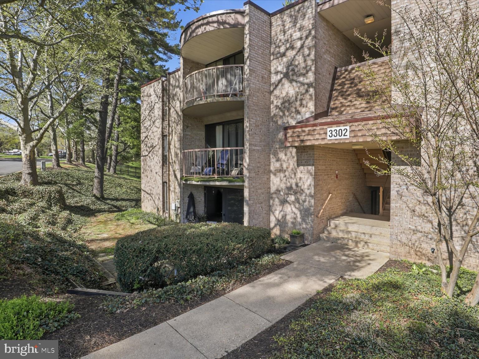 HUNTLEY SQUARE CONDOMINIUMS - Residential