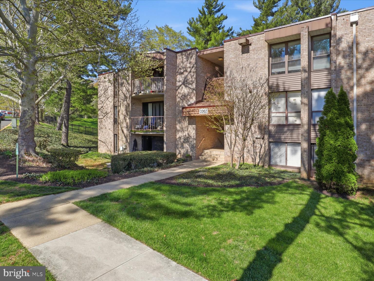 HUNTLEY SQUARE CONDOMINIUMS - Residential