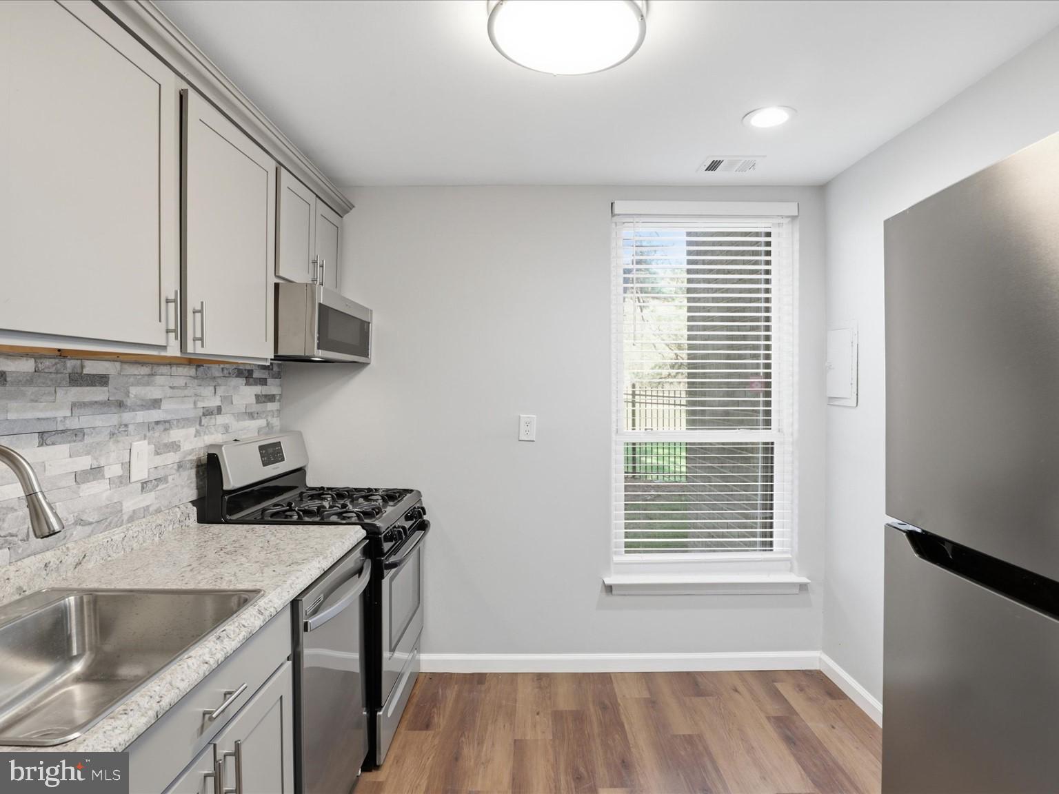 HUNTLEY SQUARE CONDOMINIUMS - Residential