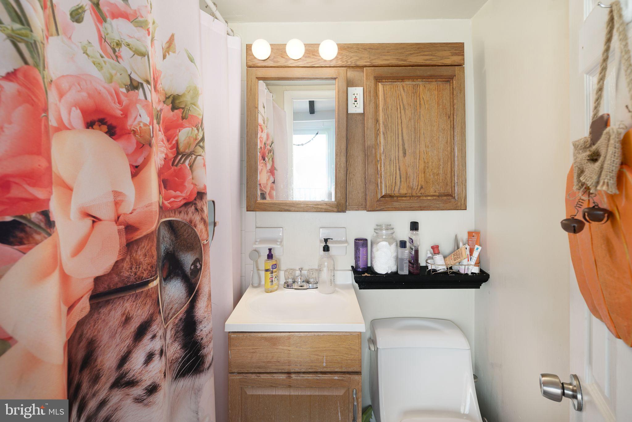 QUEEN VILLAGE - Residential