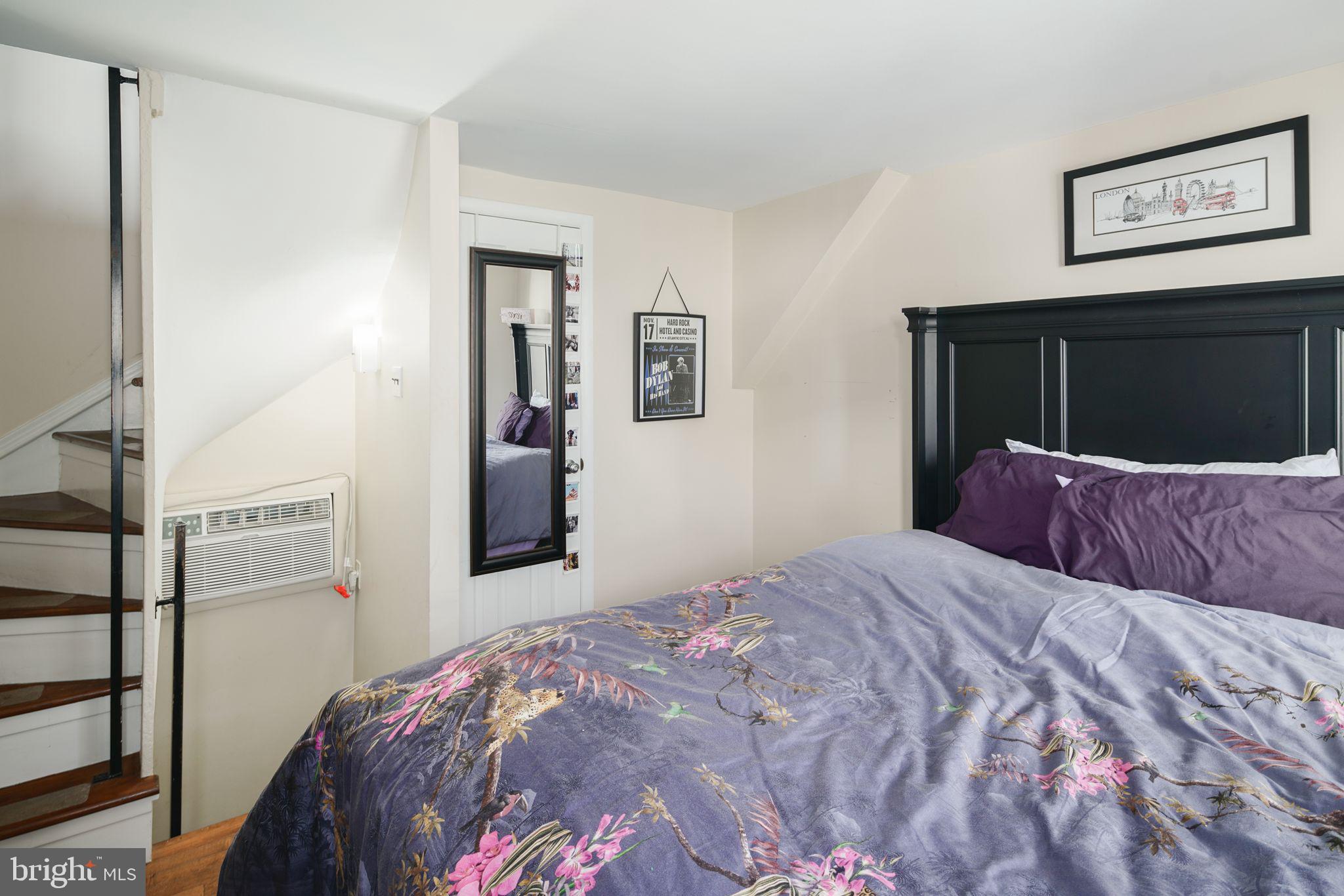 QUEEN VILLAGE - Residential