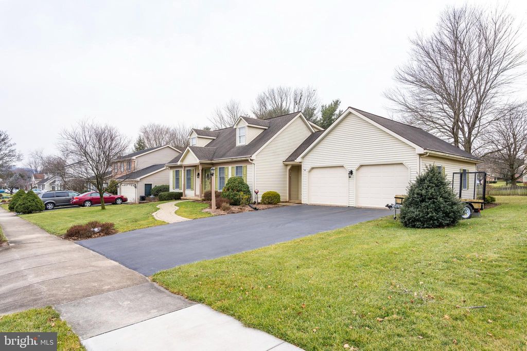 Photo of 976 CLEARVIEW AVE, EPHRATA, PA 17522 (MLS # PALA2029732)