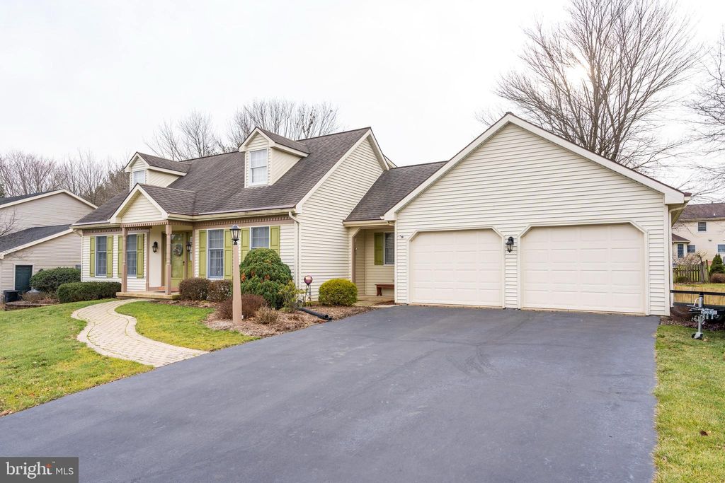 Photo of 976 CLEARVIEW AVE, EPHRATA, PA 17522 (MLS # PALA2029732)