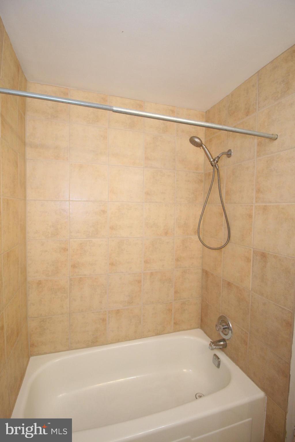 FAIRLINGTON GLEN - Residential Lease