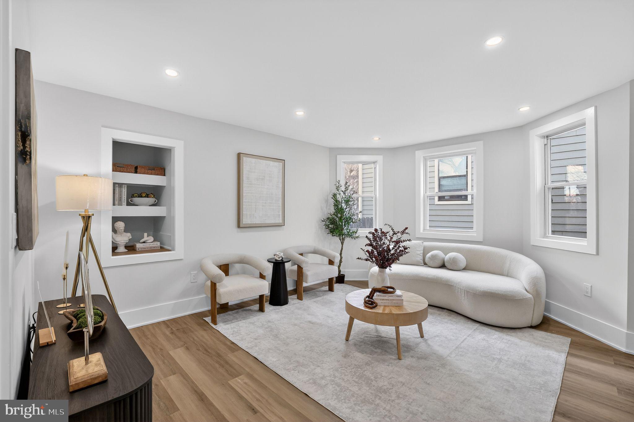 907 LAWRENCE STREET NE