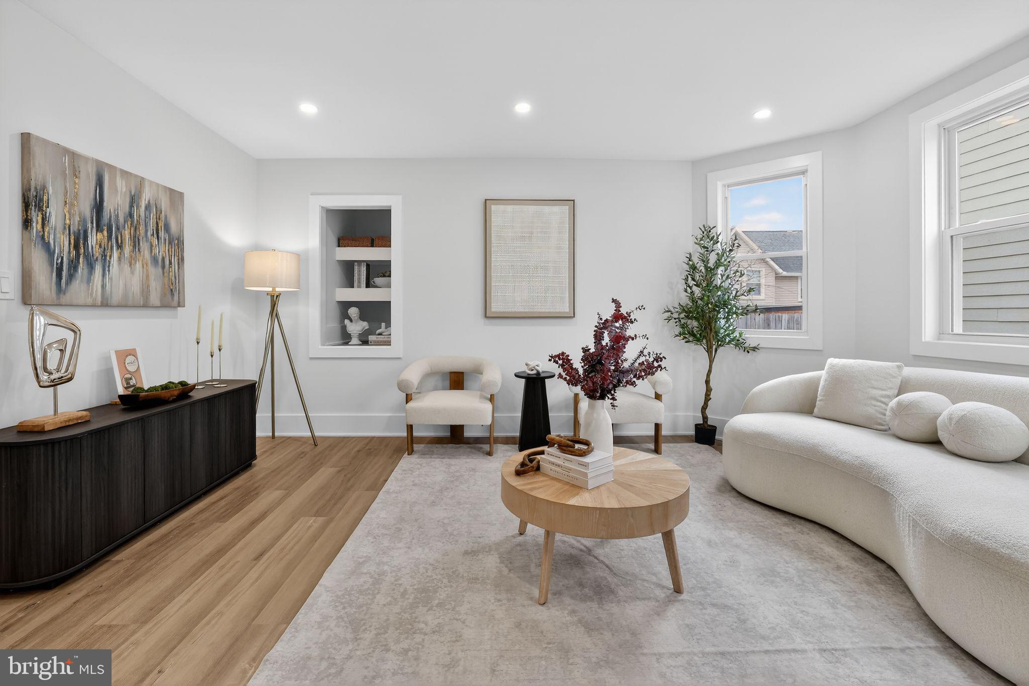 907 LAWRENCE STREET NE