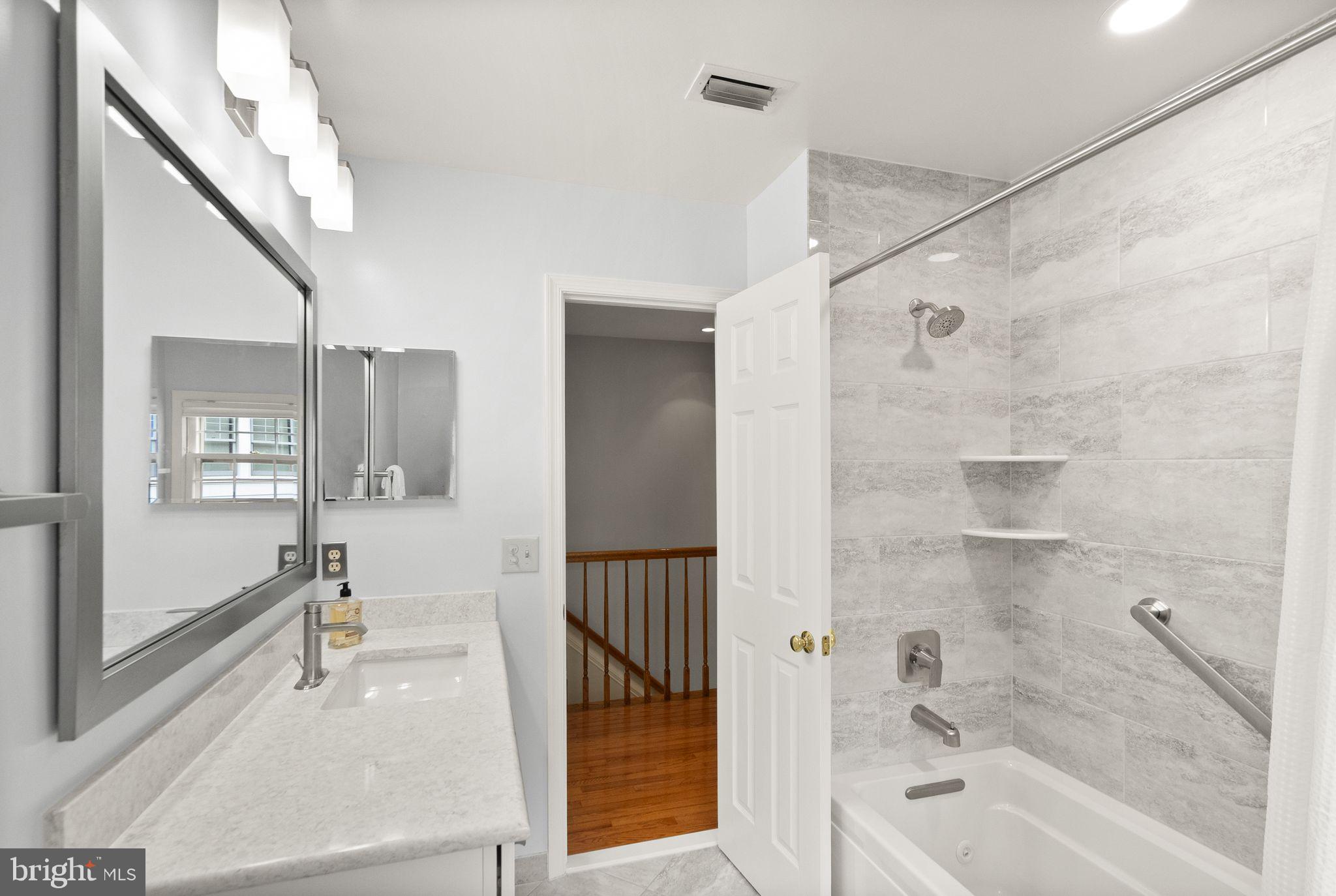 LYON VILLAGE - Residential