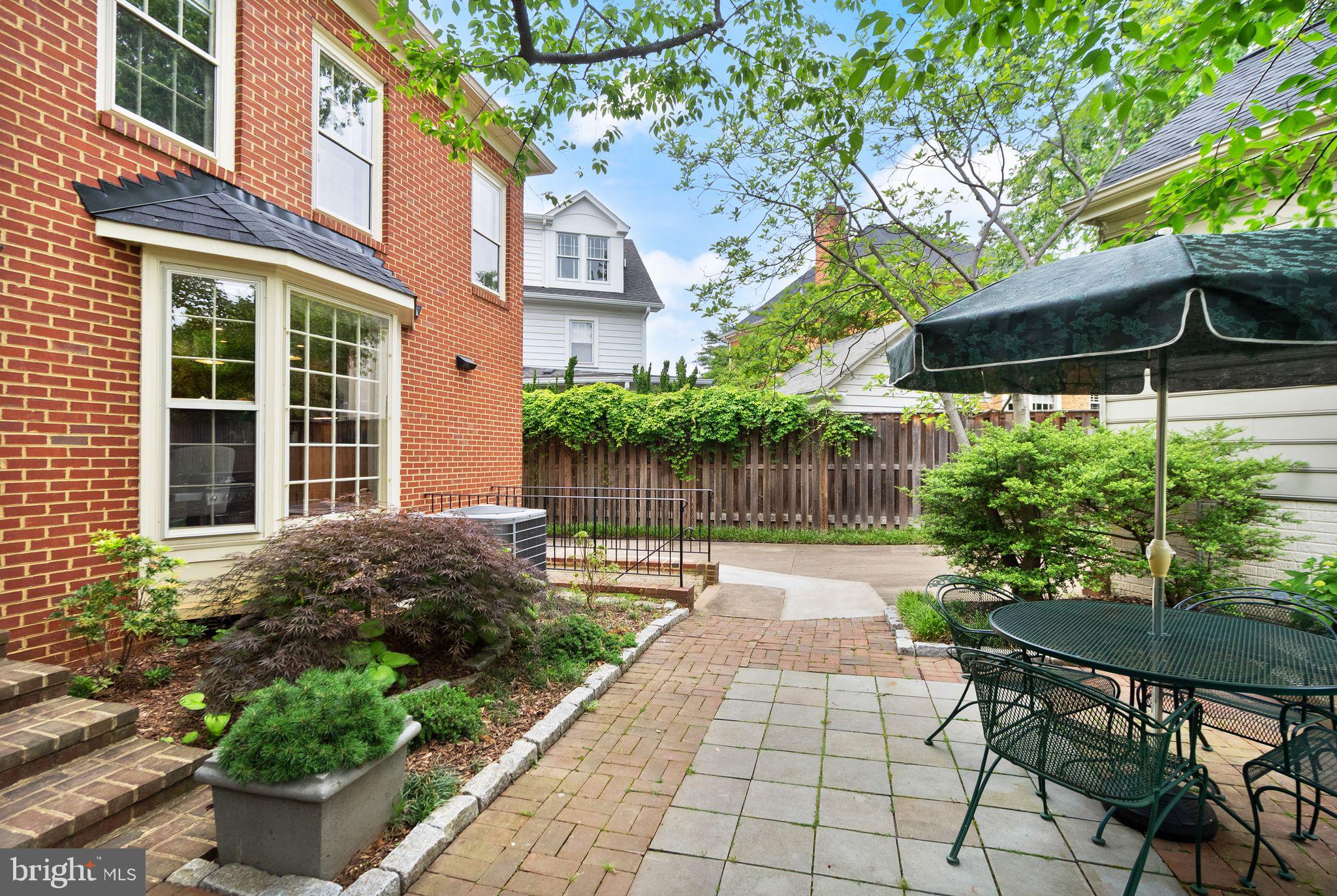 LYON VILLAGE - Residential