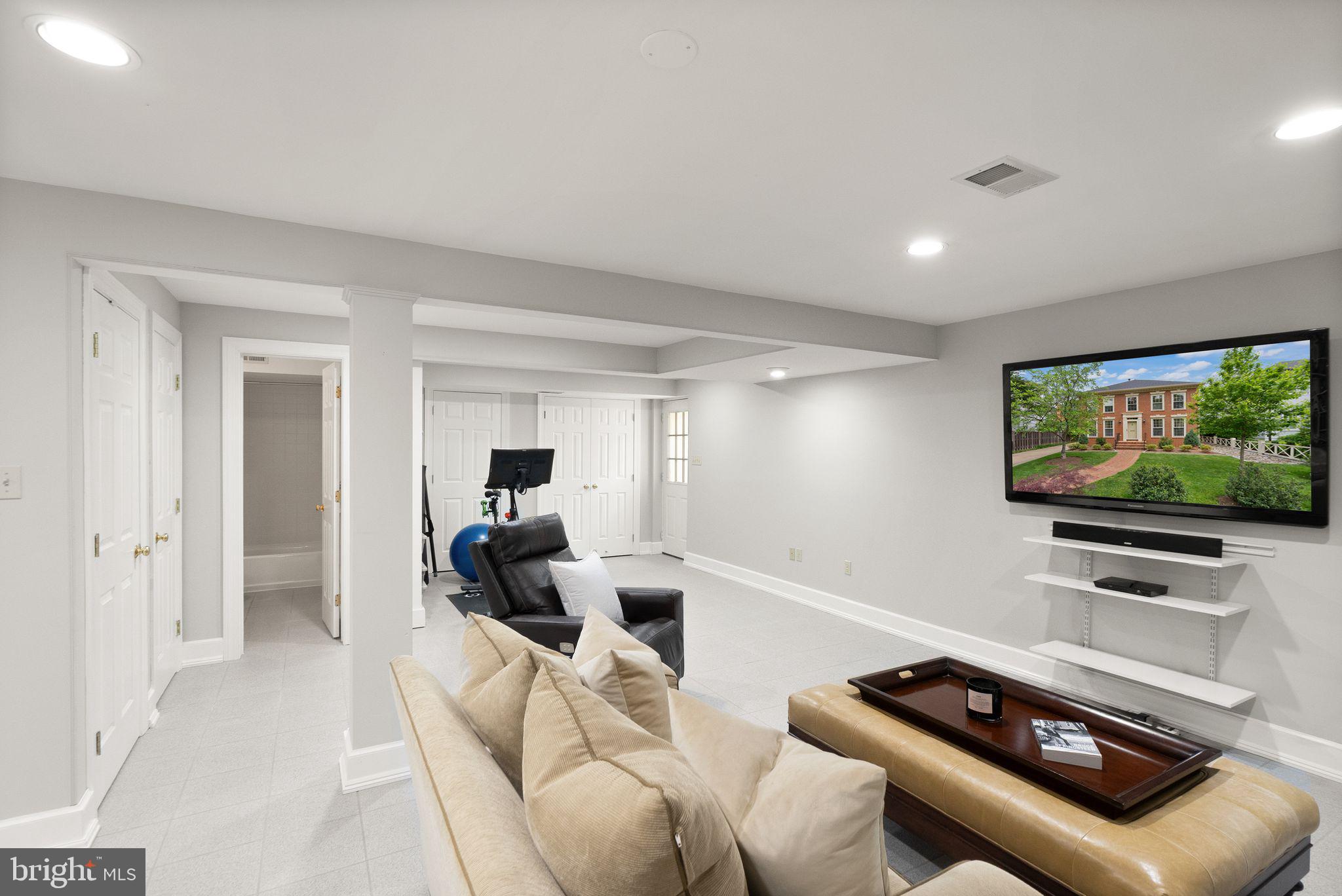 LYON VILLAGE - Residential