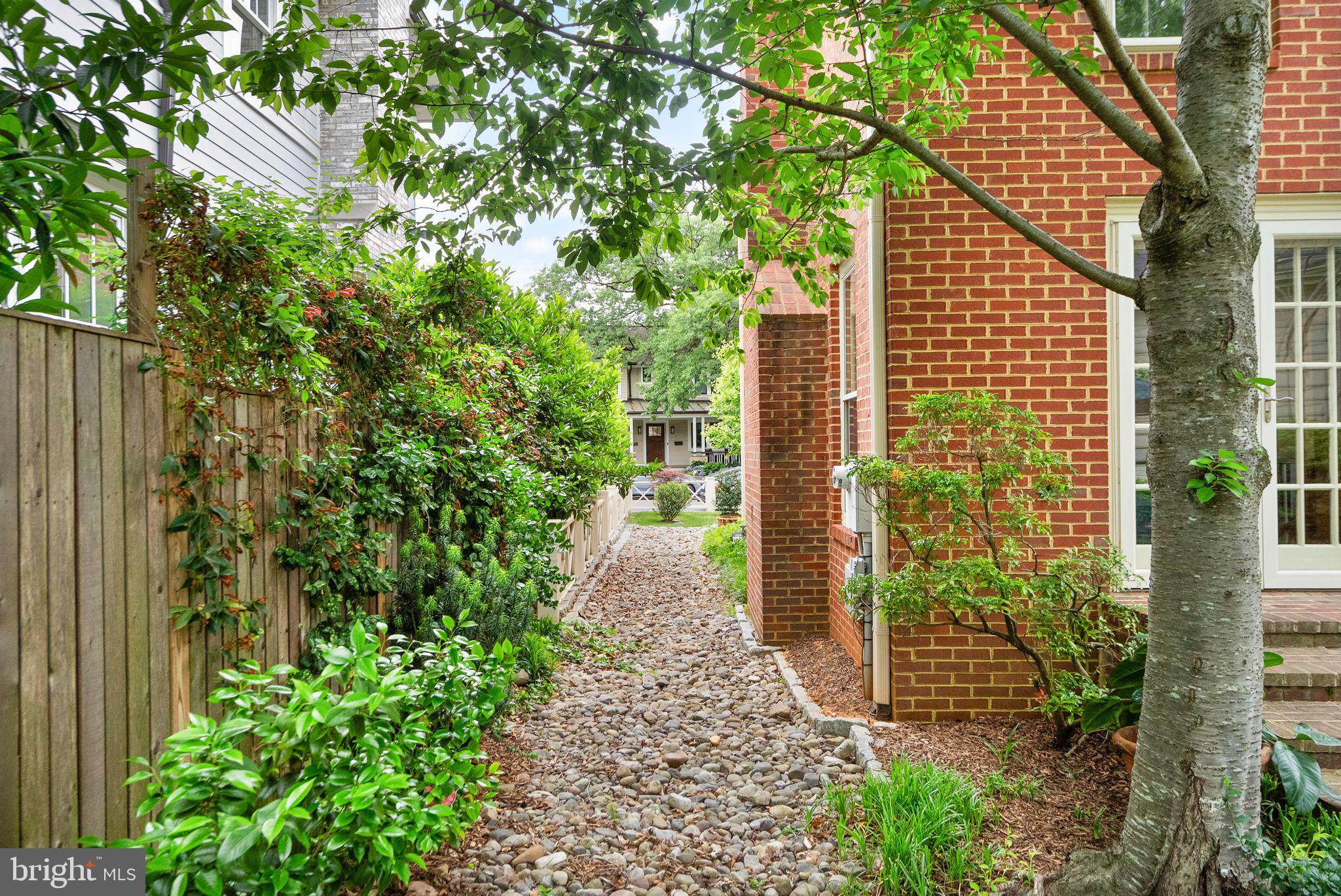 LYON VILLAGE - Residential