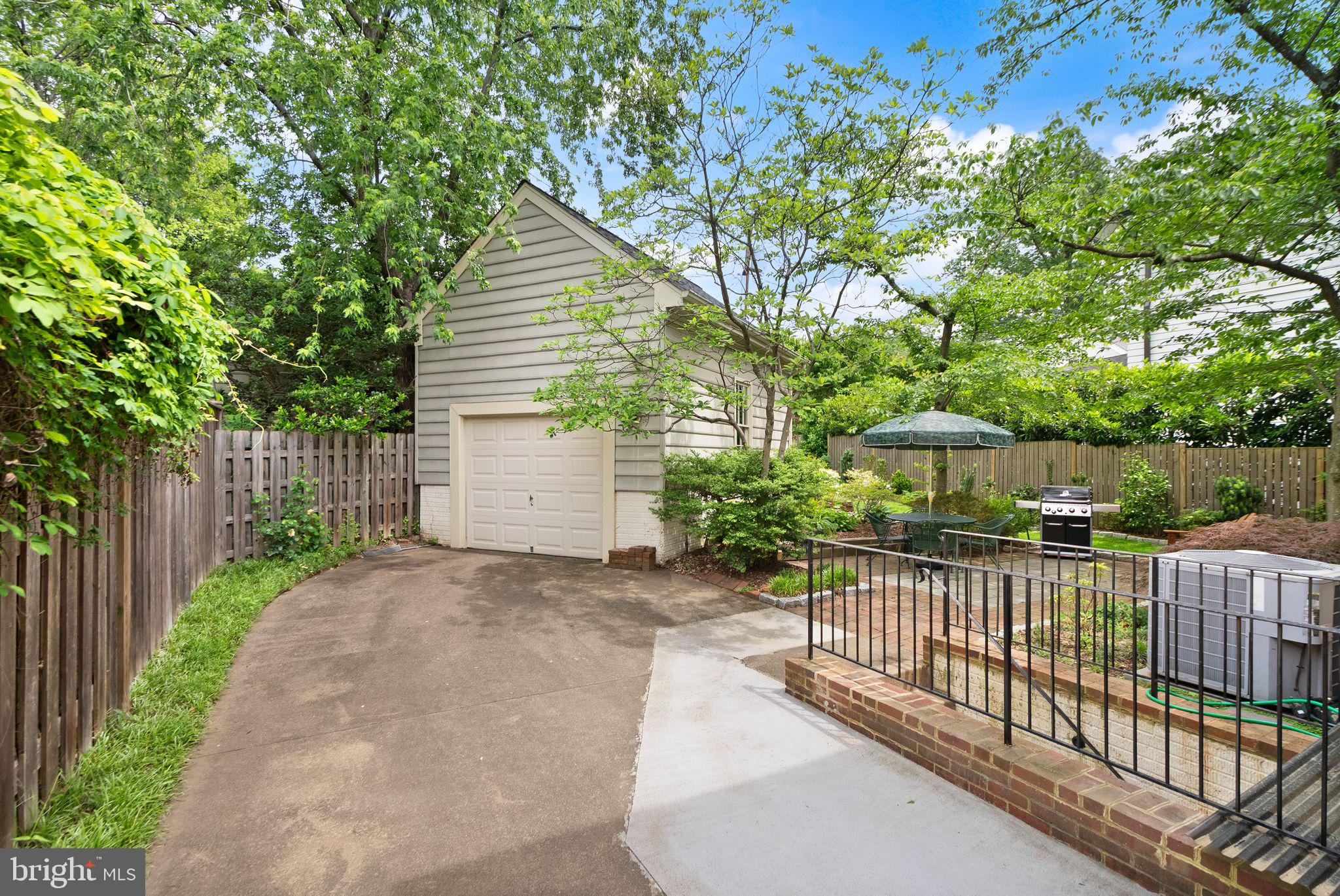 LYON VILLAGE - Residential