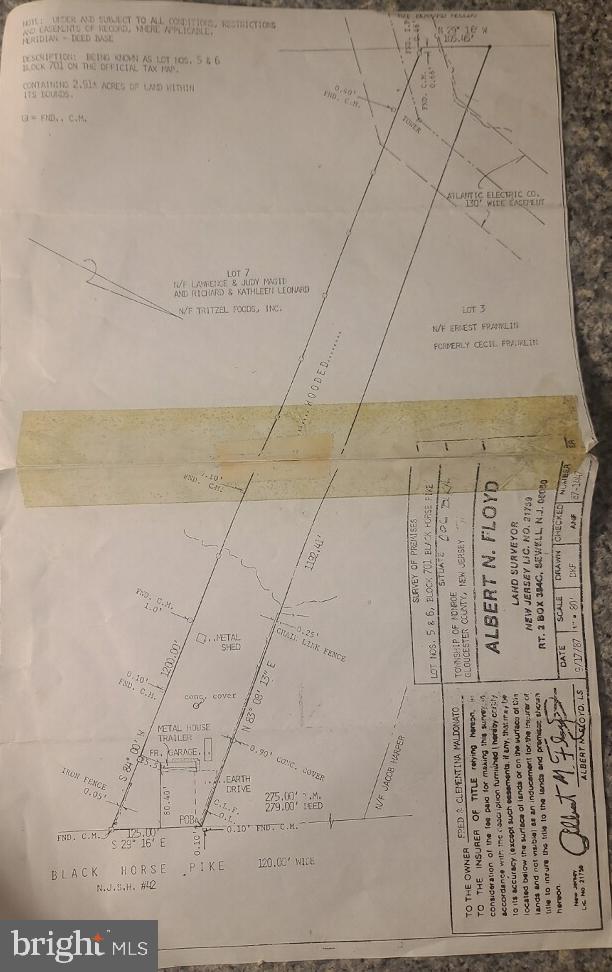 Main image without alt text