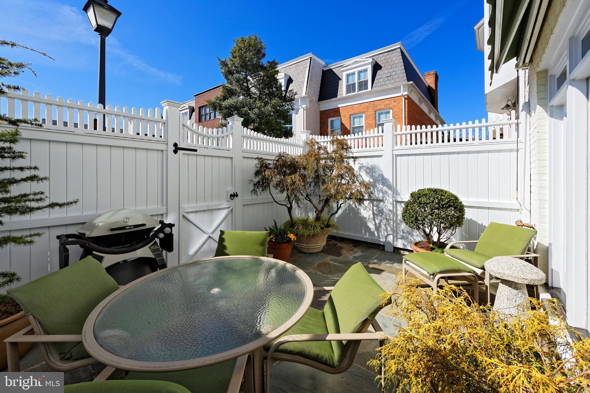 QUEENS ROW - Residential