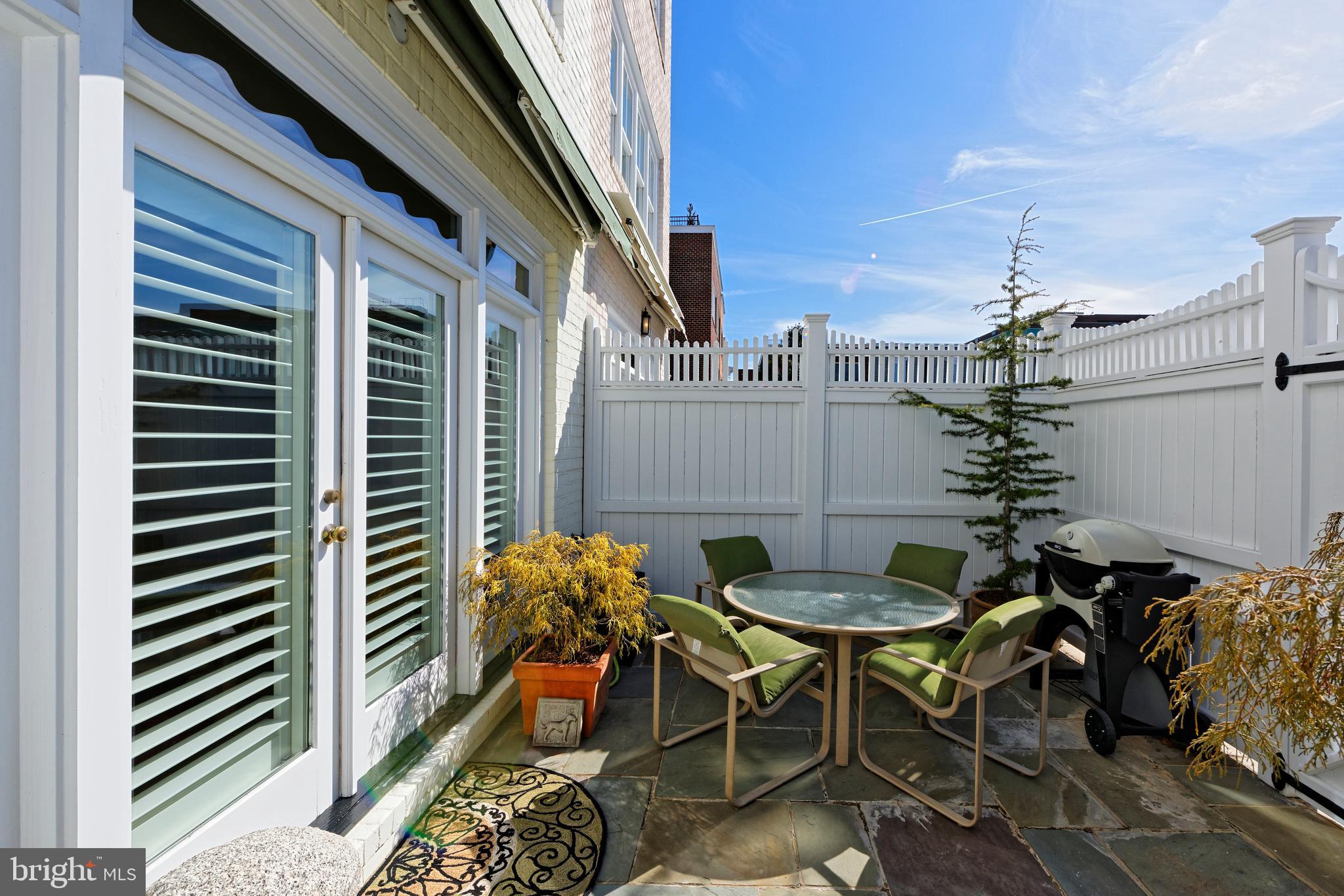 QUEENS ROW - Residential