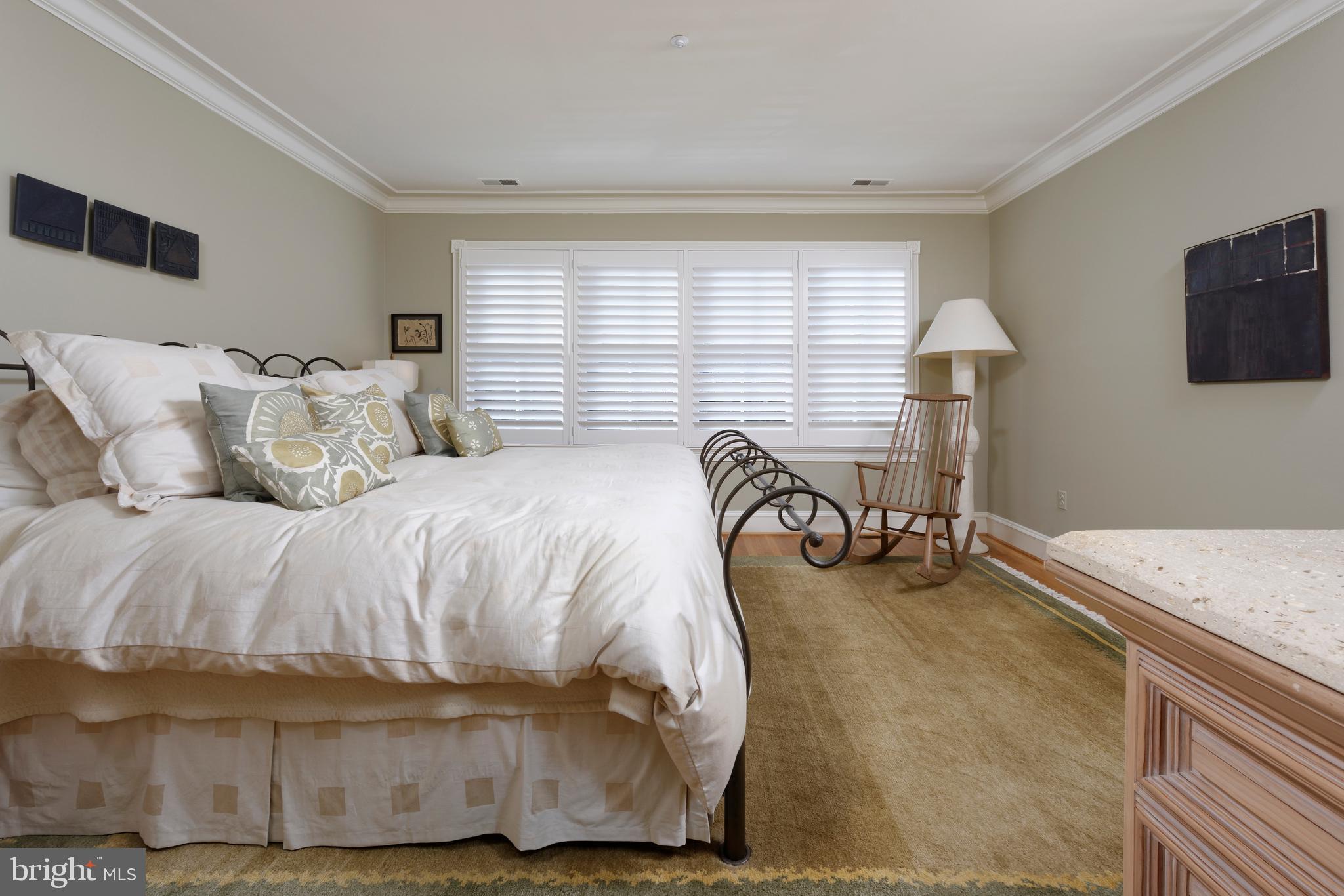 QUEENS ROW - Residential