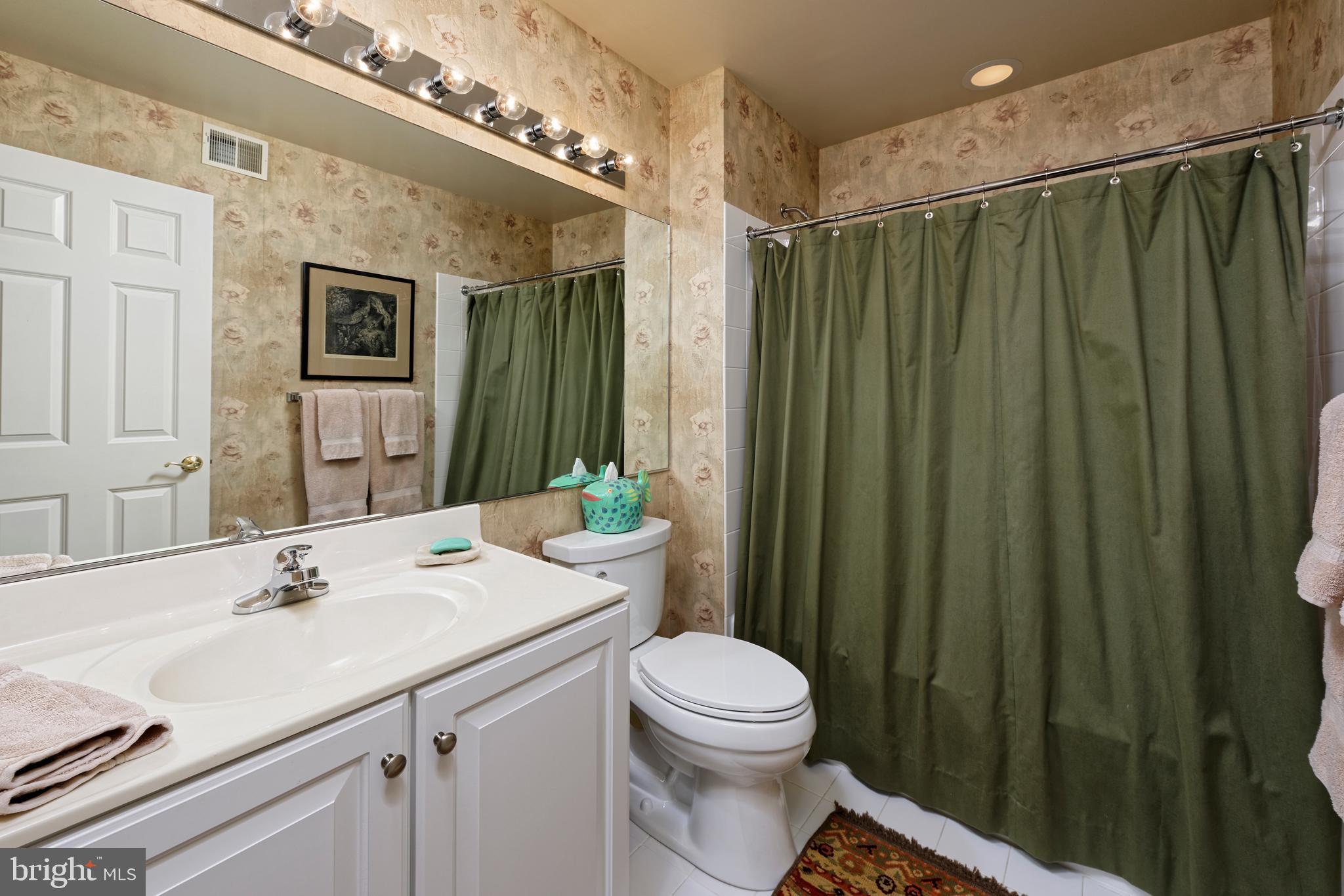 QUEENS ROW - Residential