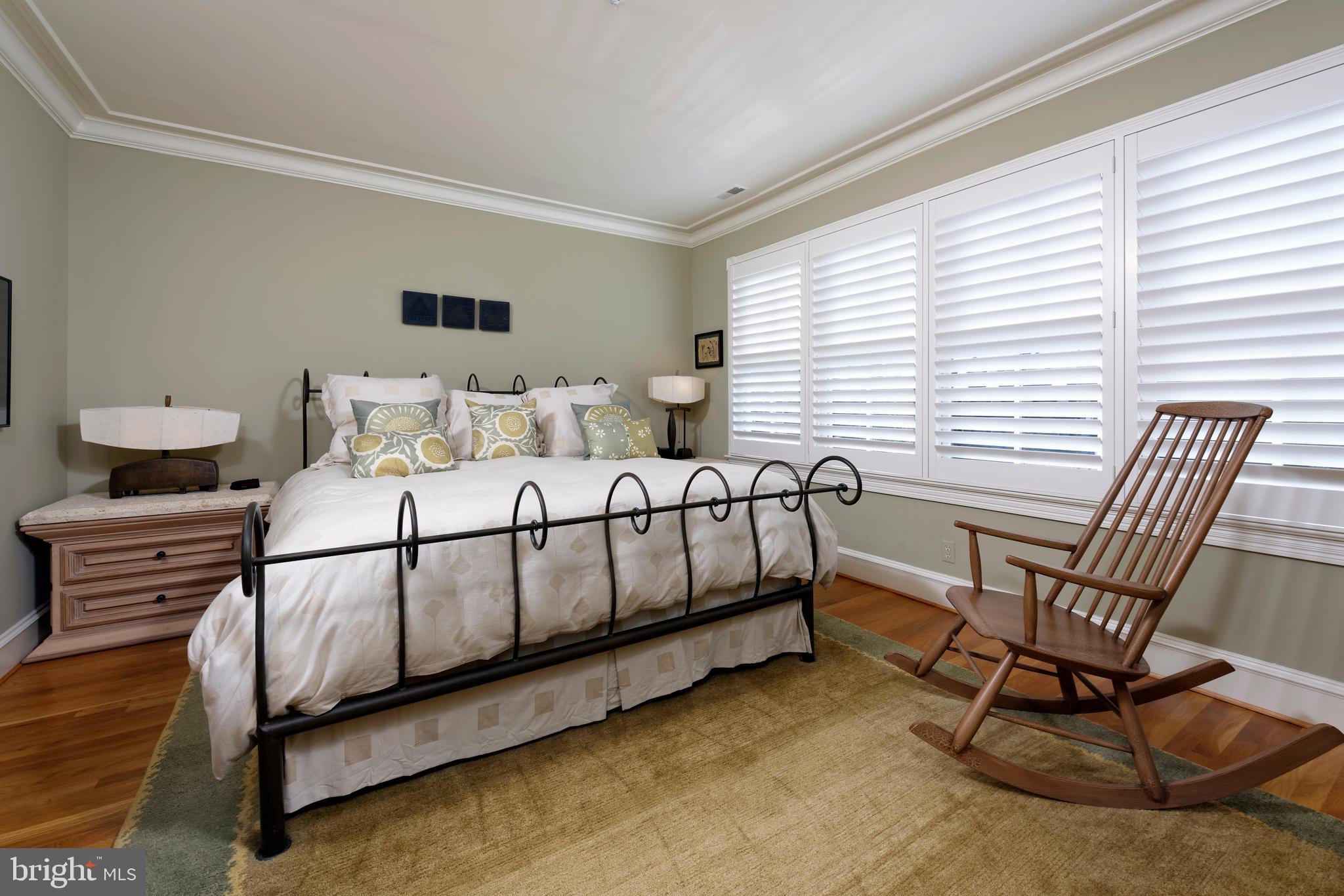 QUEENS ROW - Residential