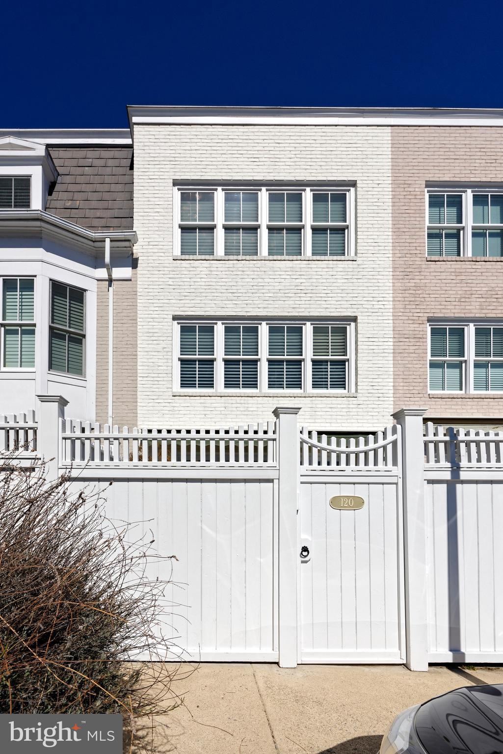 QUEENS ROW - Residential