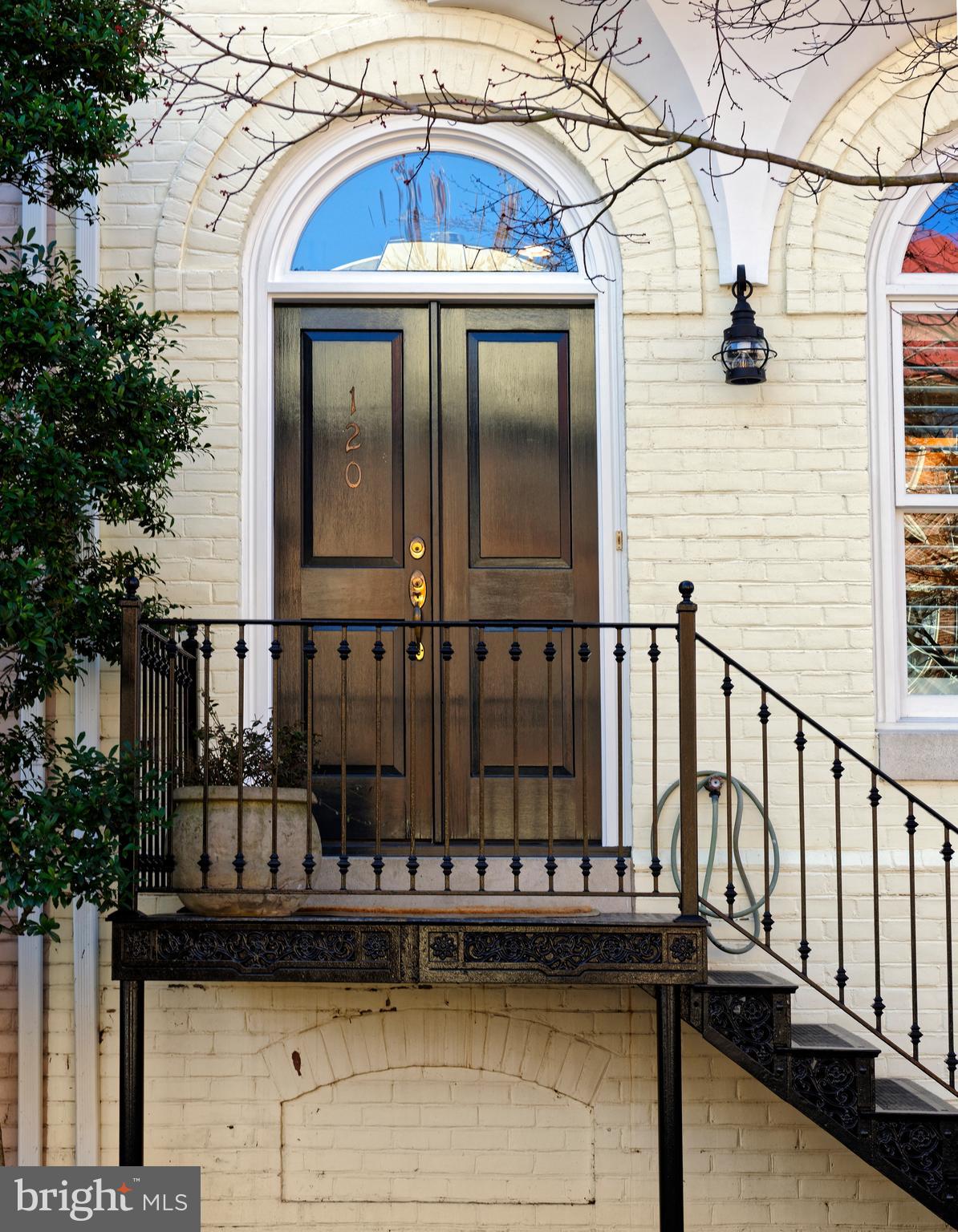 QUEENS ROW - Residential