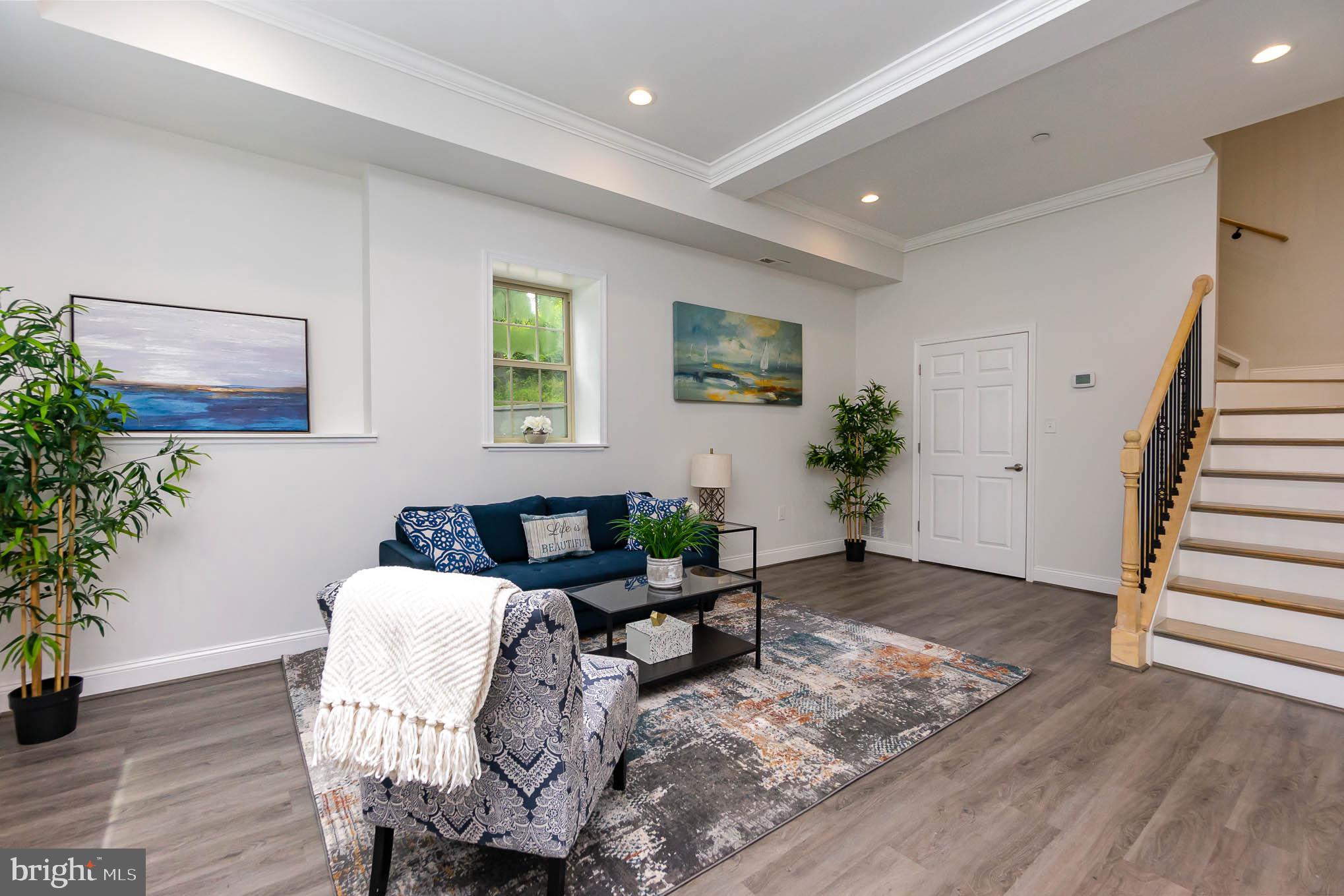 WHITE HALL - Residential