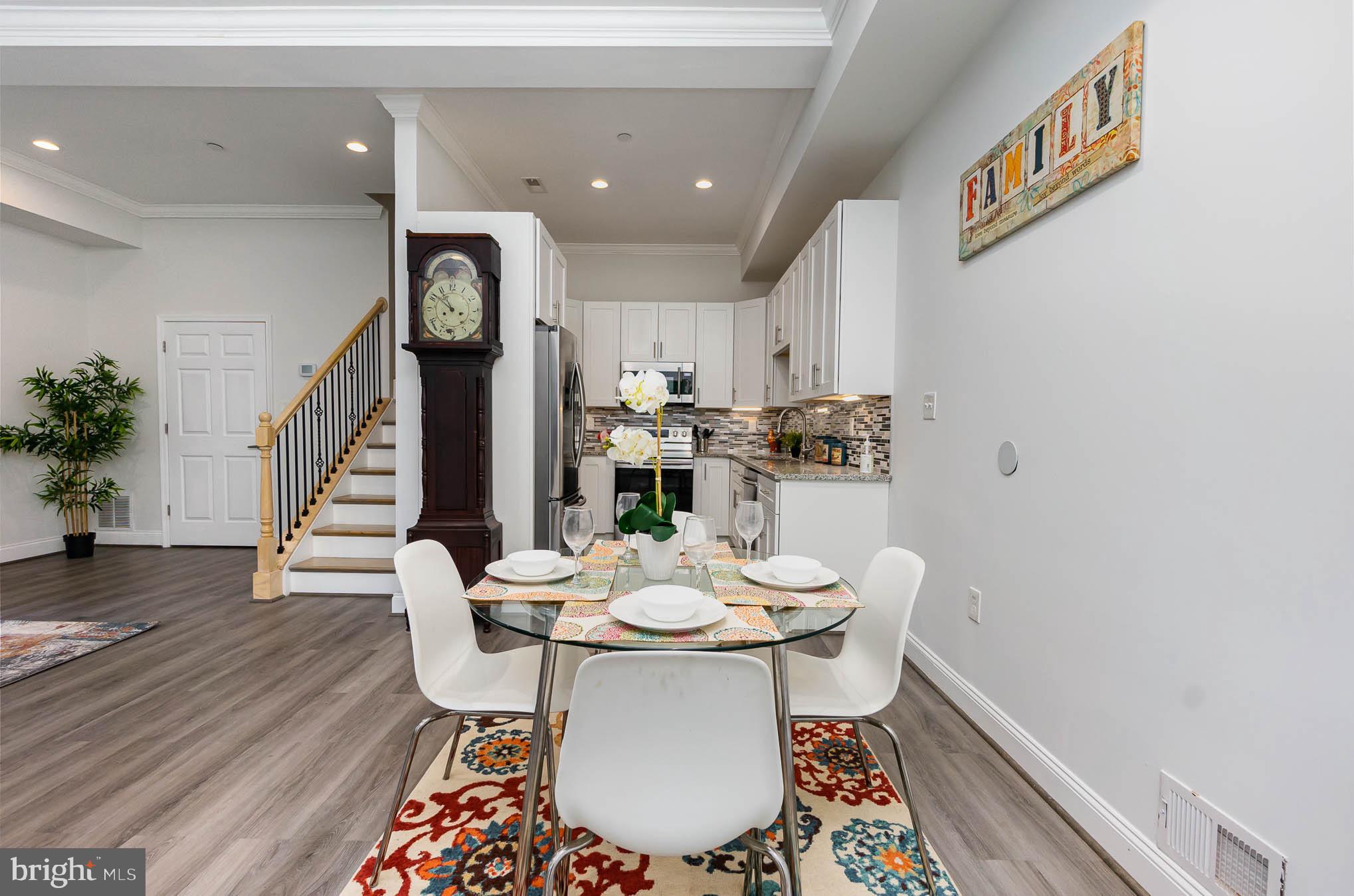 WHITE HALL - Residential