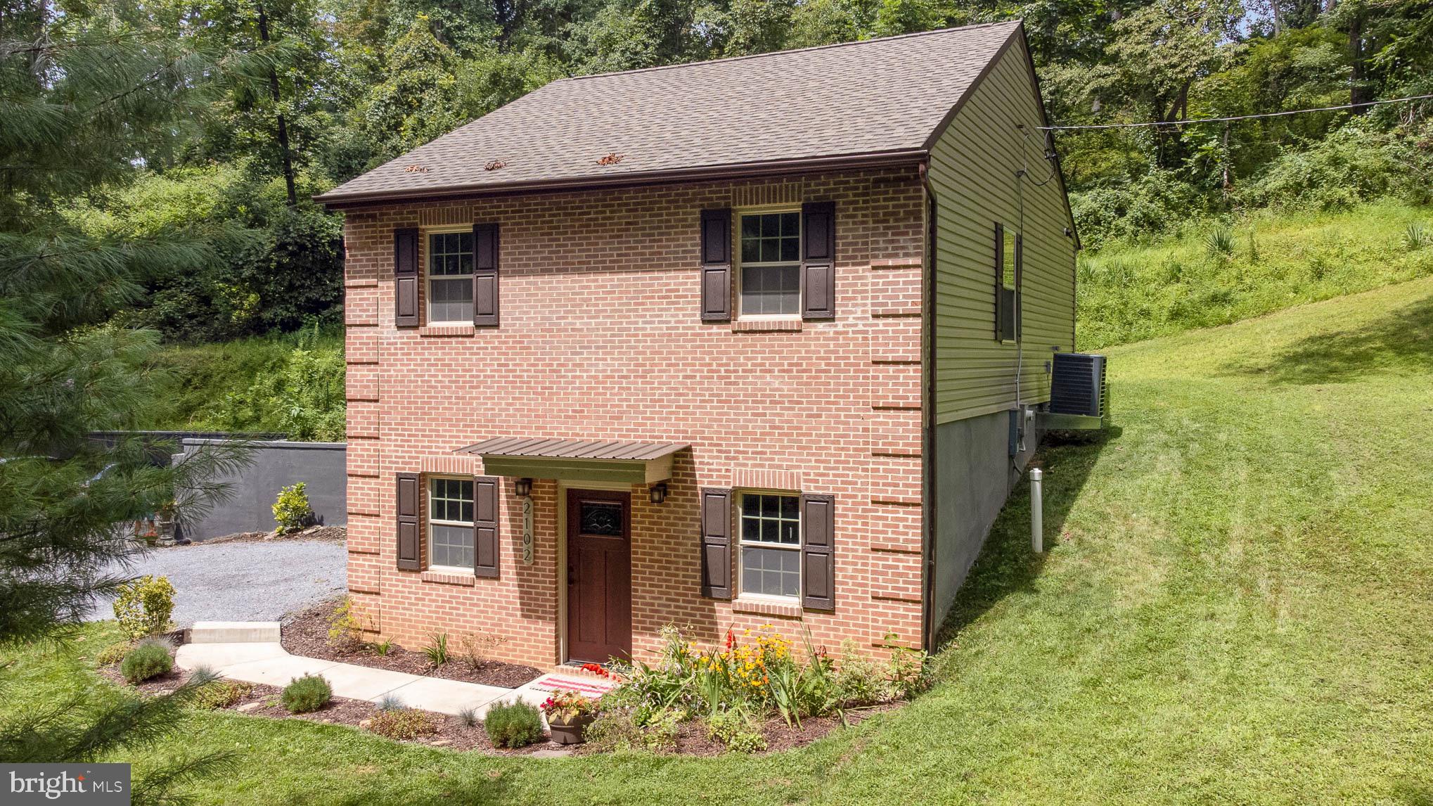 WHITE HALL - Residential