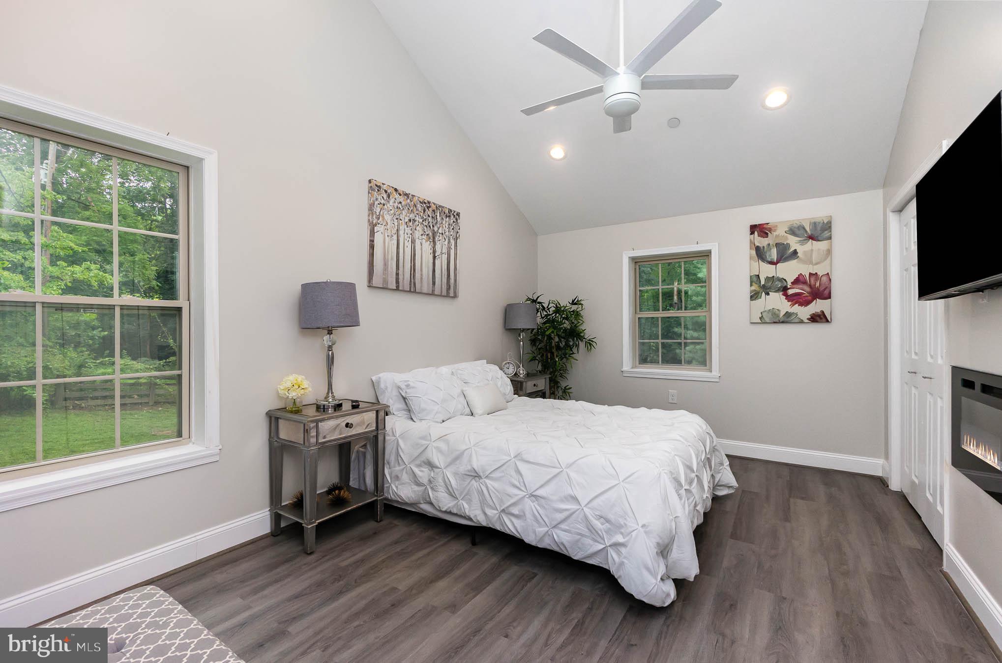 WHITE HALL - Residential