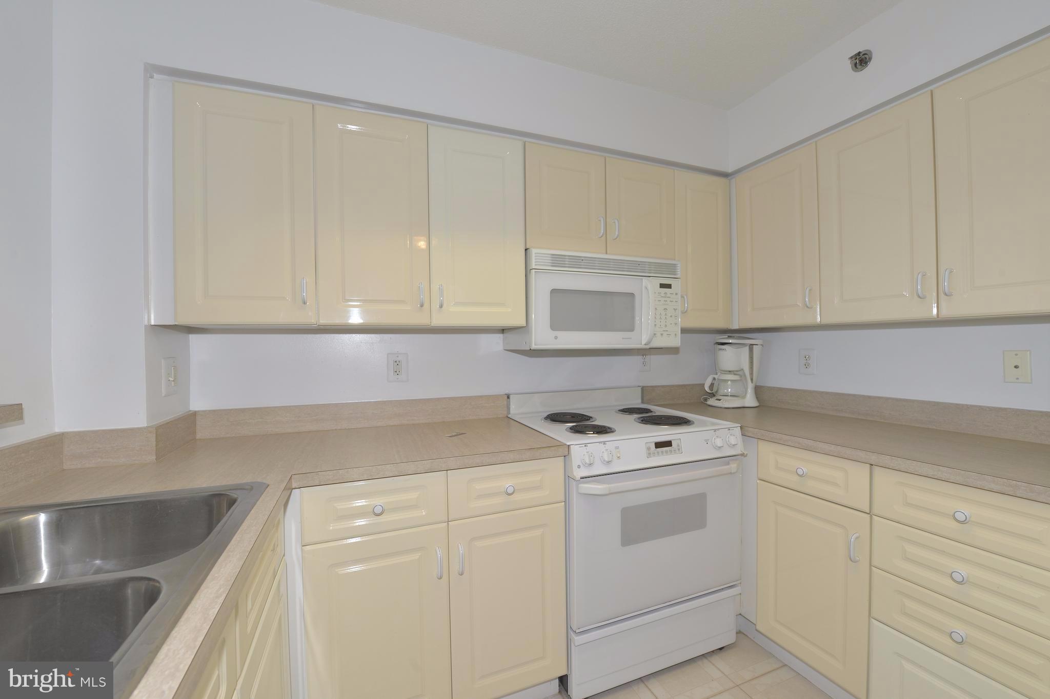 CARLYLE TOWERS - Residential Lease