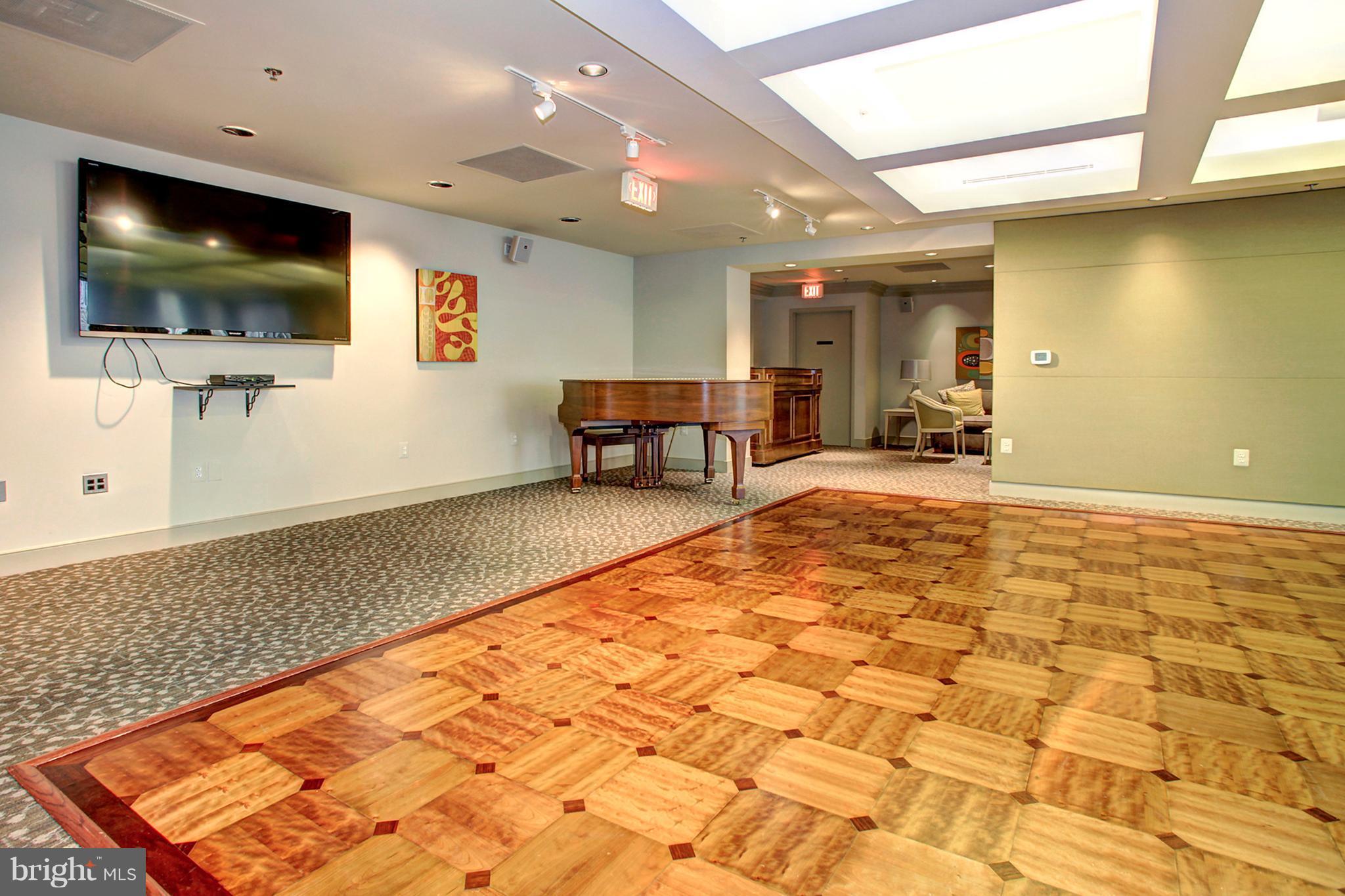 CARLYLE TOWERS - Residential Lease