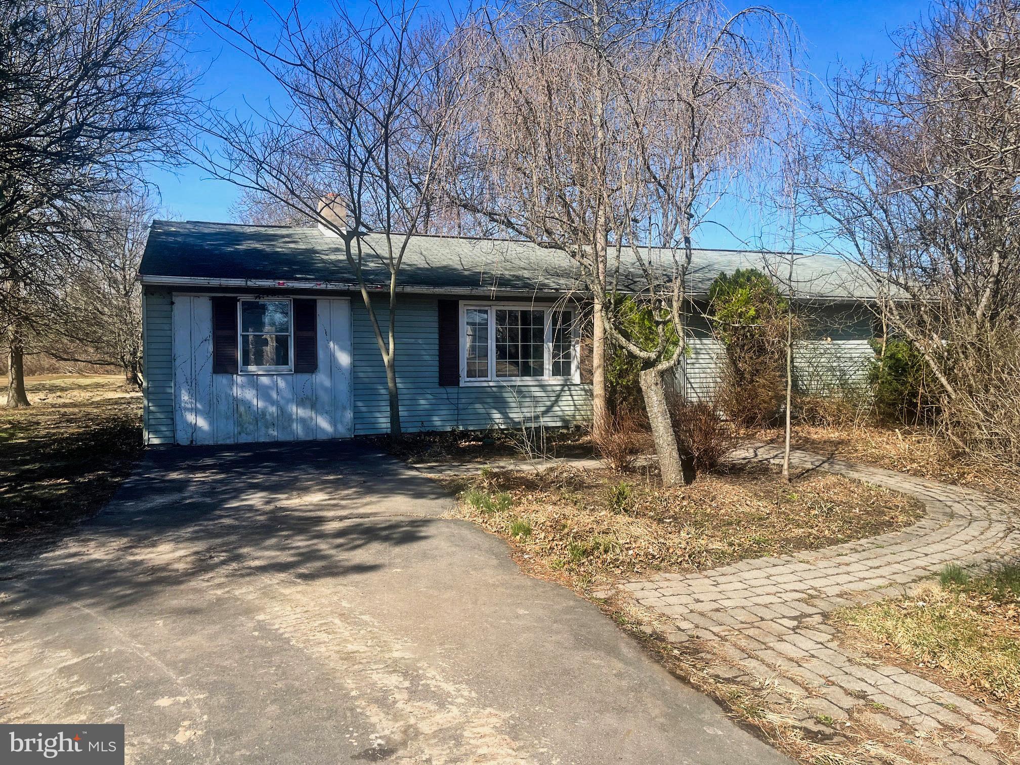 THE BANK IS TAKING HIGHEST AND BEST OFFERS TILL 9AM ON 4-9-2025
5 Bedroom, 2 Bathroom Ranch home on over 1 acre lot in Richland Twp. Full Basement for storage. Driveway with plenty of parking. Enjoy the nice 1 acre lot .
