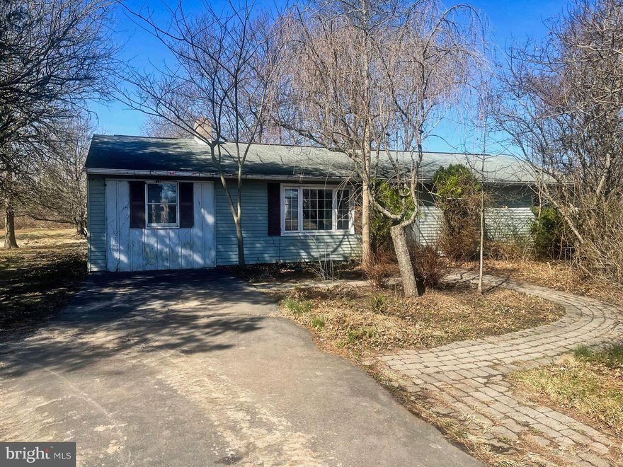 THE BANK IS TAKING HIGHEST AND BEST OFFERS TILL 9AM ON 4-9-2025
5 Bedroom, 2 Bathroom Ranch home on over 1 acre lot in Richland Twp.  Full Basement for storage. Driveway with plenty of parking. Enjoy the nice 1 acre lot .