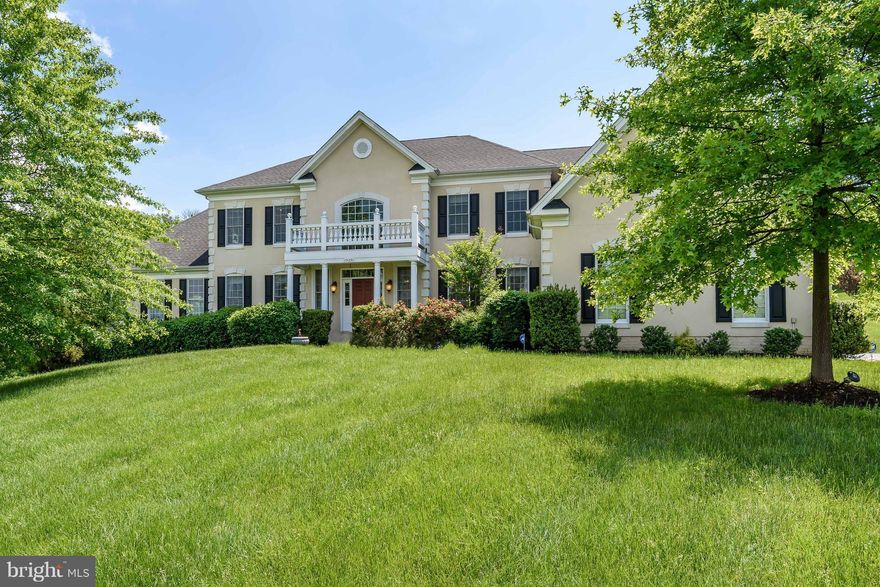 SELLER IS MOTIVATED! BRING ALL OFFERS! Stunning Hampton Model features 5 bedrooms (MAIN LEVEL BEDROOM AND FULL BATH) and 5.5 bathrooms on 3.53 acres! Perfectly situated in the desirable community of Waterford Ridge. Main lvll features soaring entryway, hwd floors, formal LR and DR, sunroom, large FR with fpl and 2- story ceiling, gourmet kitchen w/island and granite cntrps.