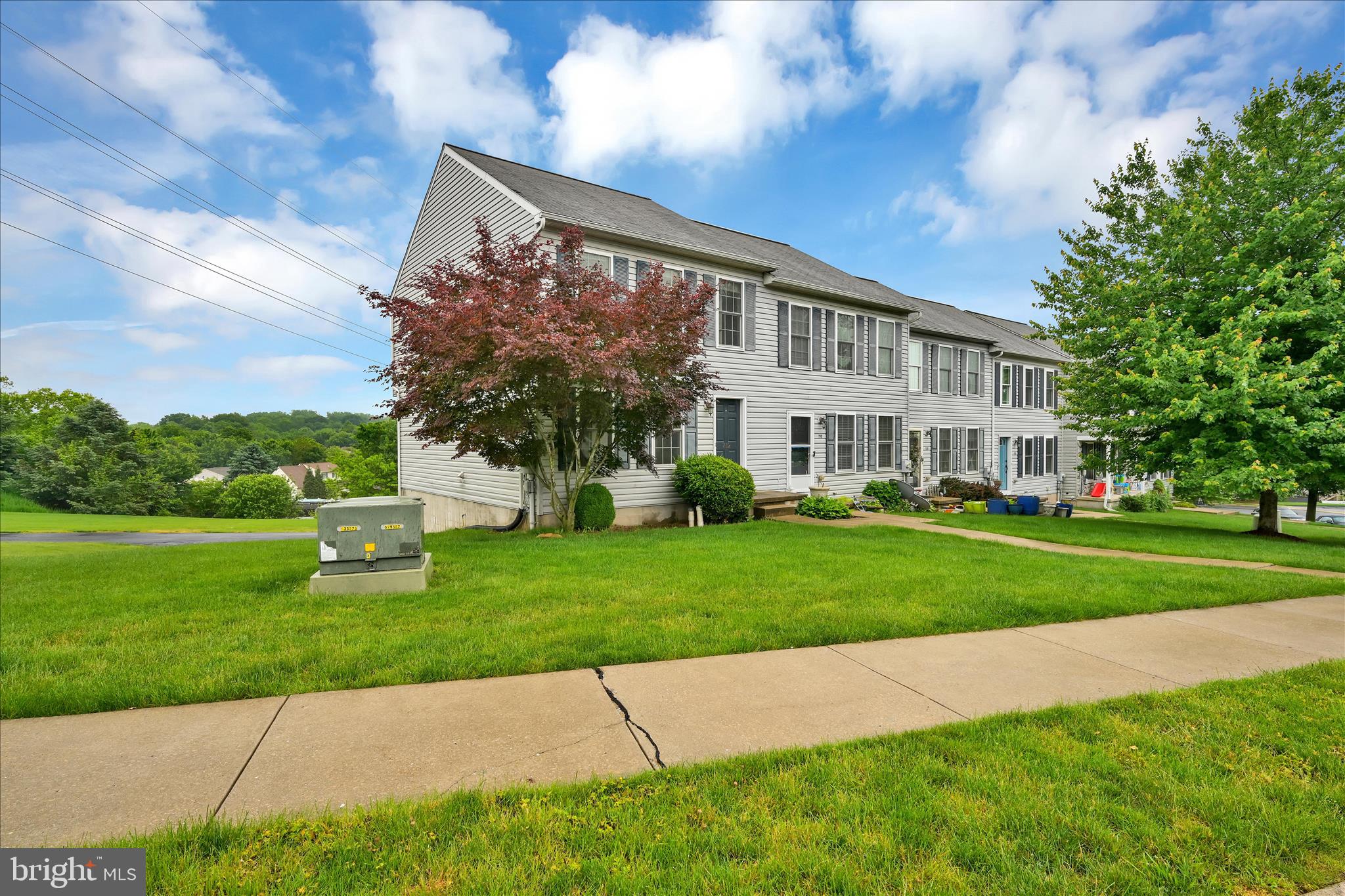 712 KNOLL DRIVE
