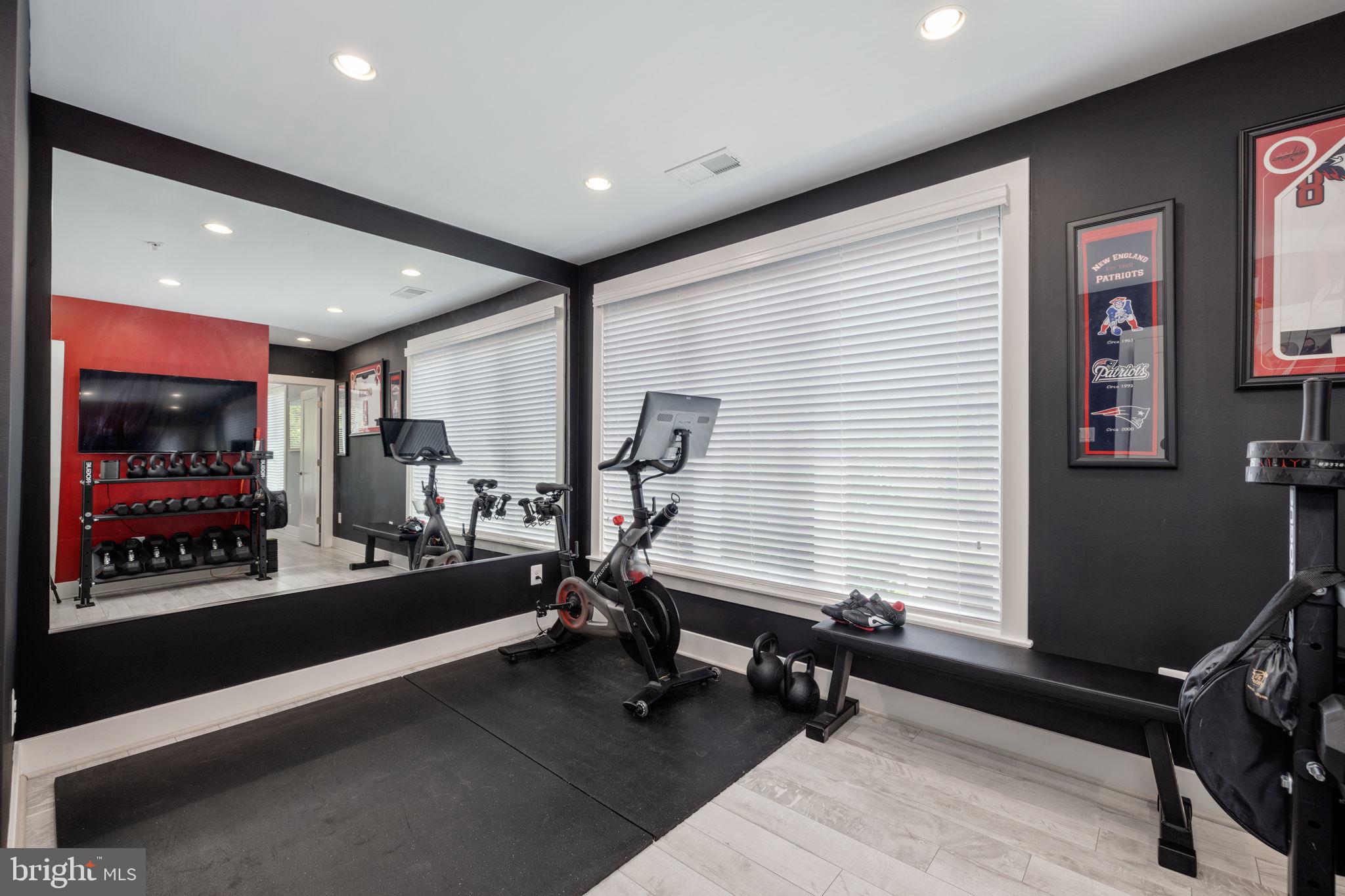 MONTGOMERY ROW - Residential