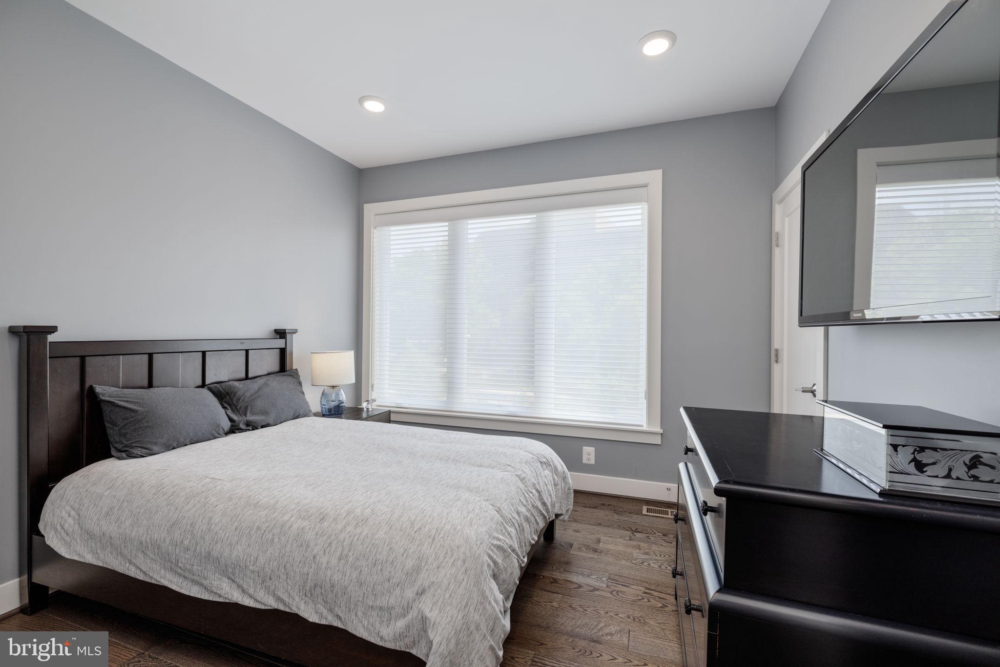 MONTGOMERY ROW - Residential