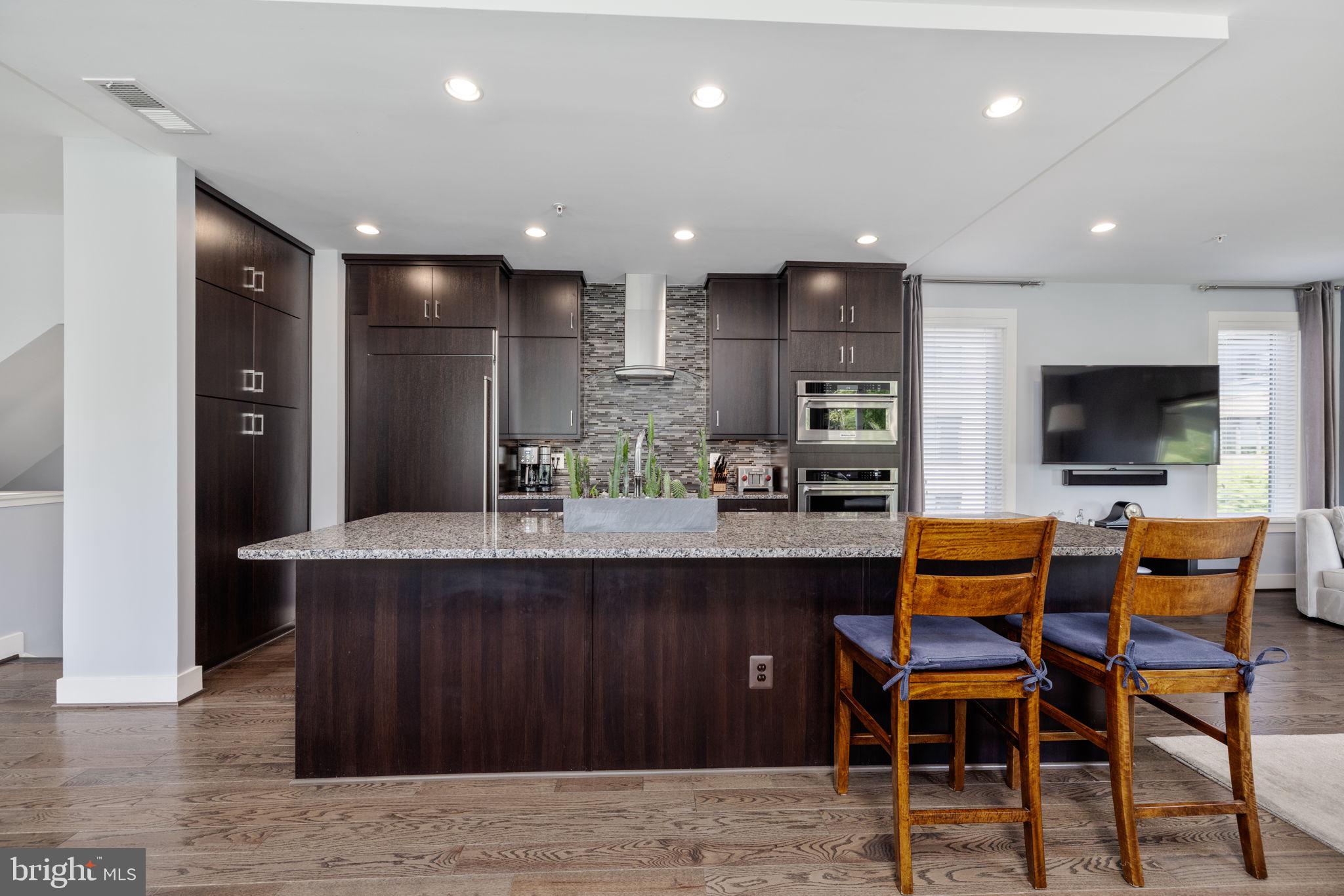 MONTGOMERY ROW - Residential