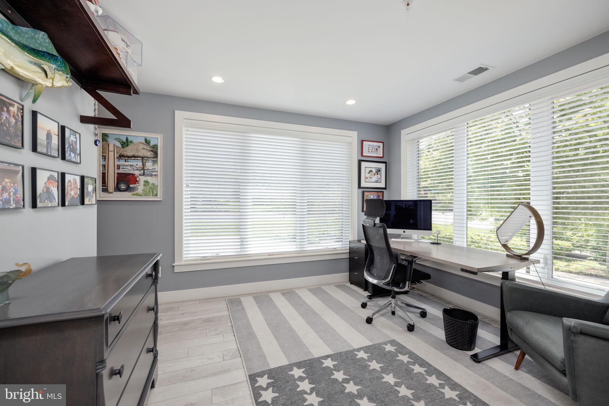 MONTGOMERY ROW - Residential