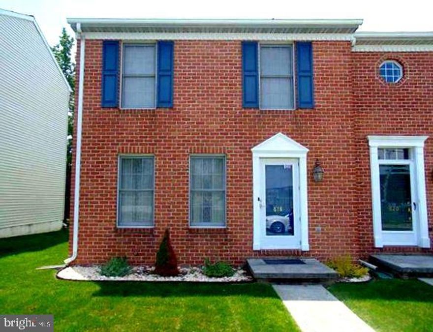 Don't miss this immaculate, move in ready home. Laminate floors throughout, all appliances convey. Convenient to shopping, restaurants, playground and tennis courts.