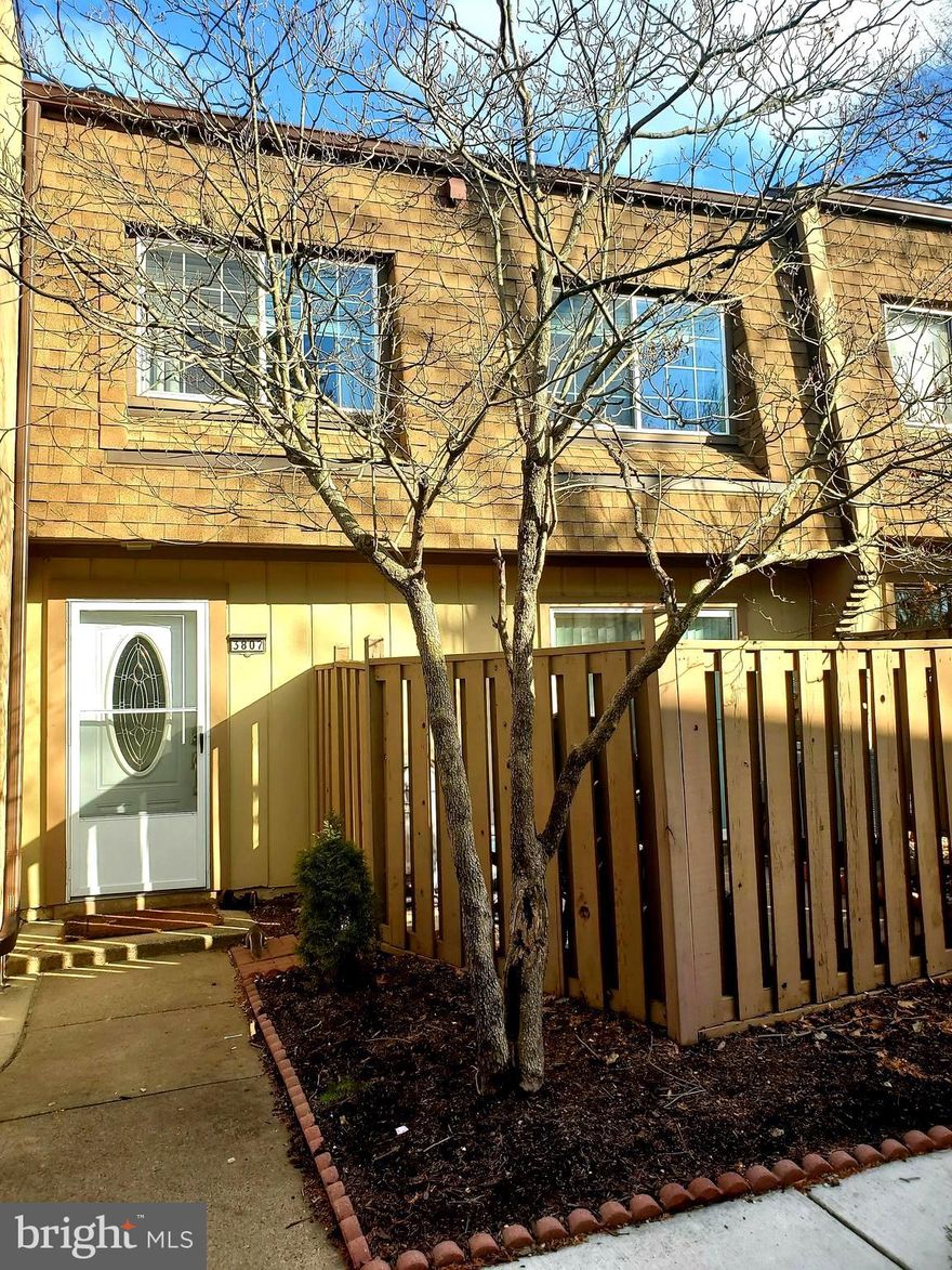 Beautiful 2lvls townhouse Updated kitchen and baths. hardwood floors, large family room . 2 bedrooms 1/1 bath, patio fenced . Not pets-not smoke.