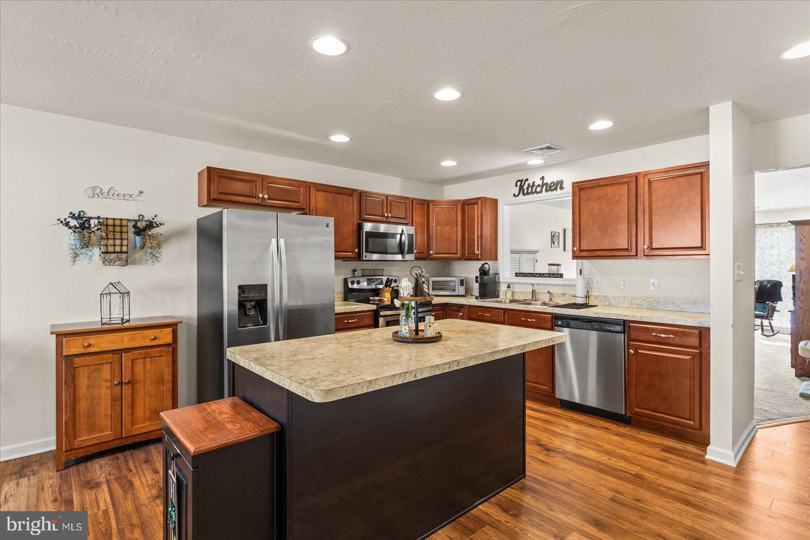 LAUREL MANOR - Residential