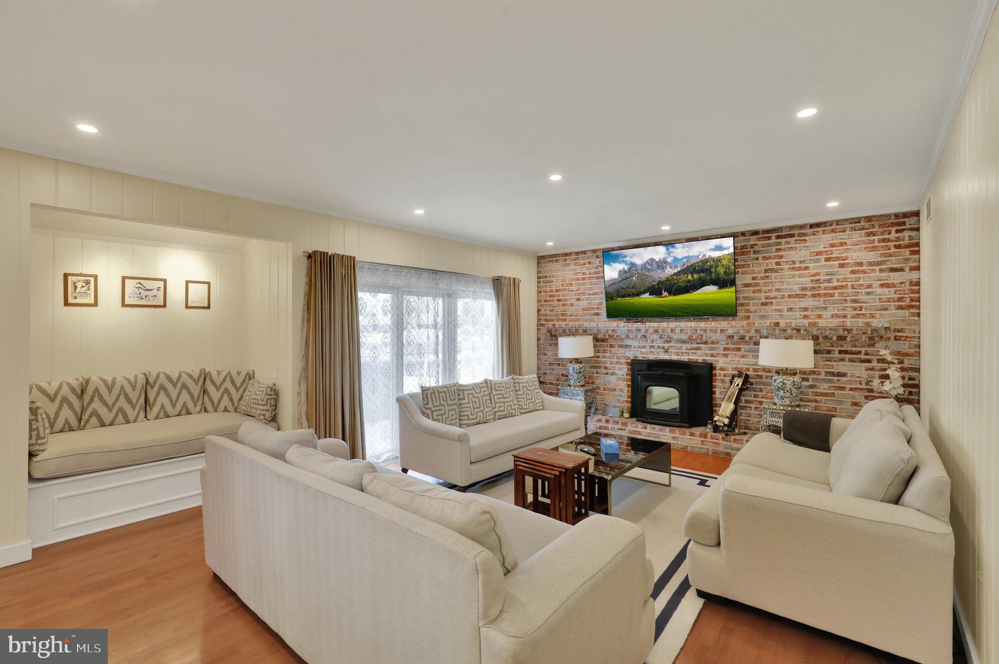 2210 GREENWOOD ROAD
