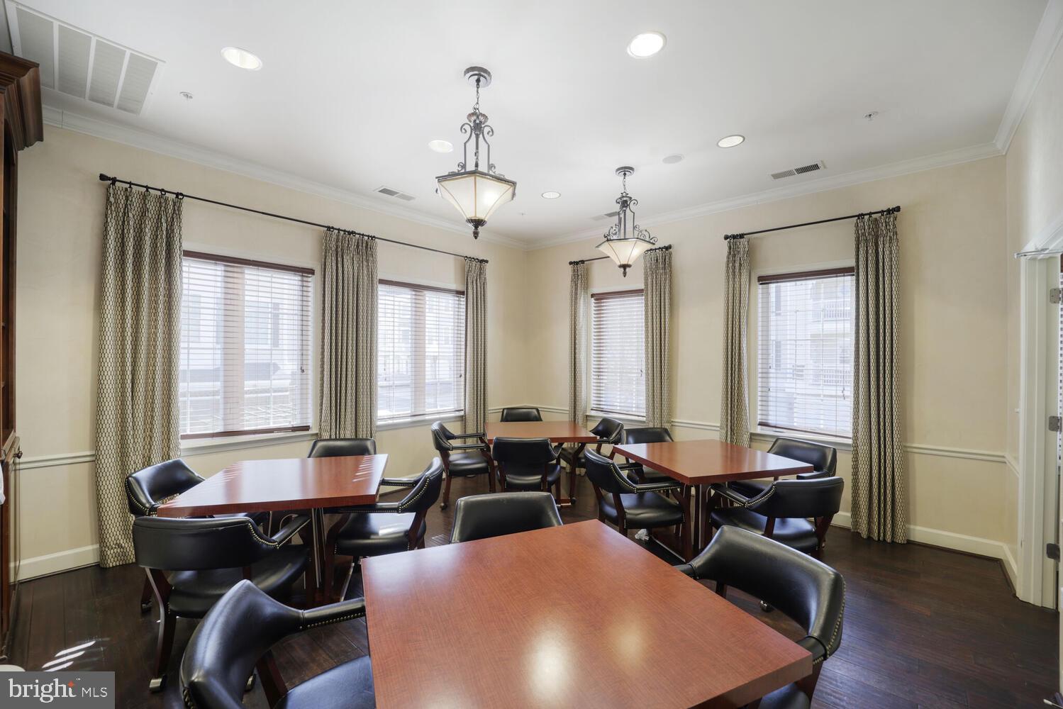 FOUR SEASONS - Residential