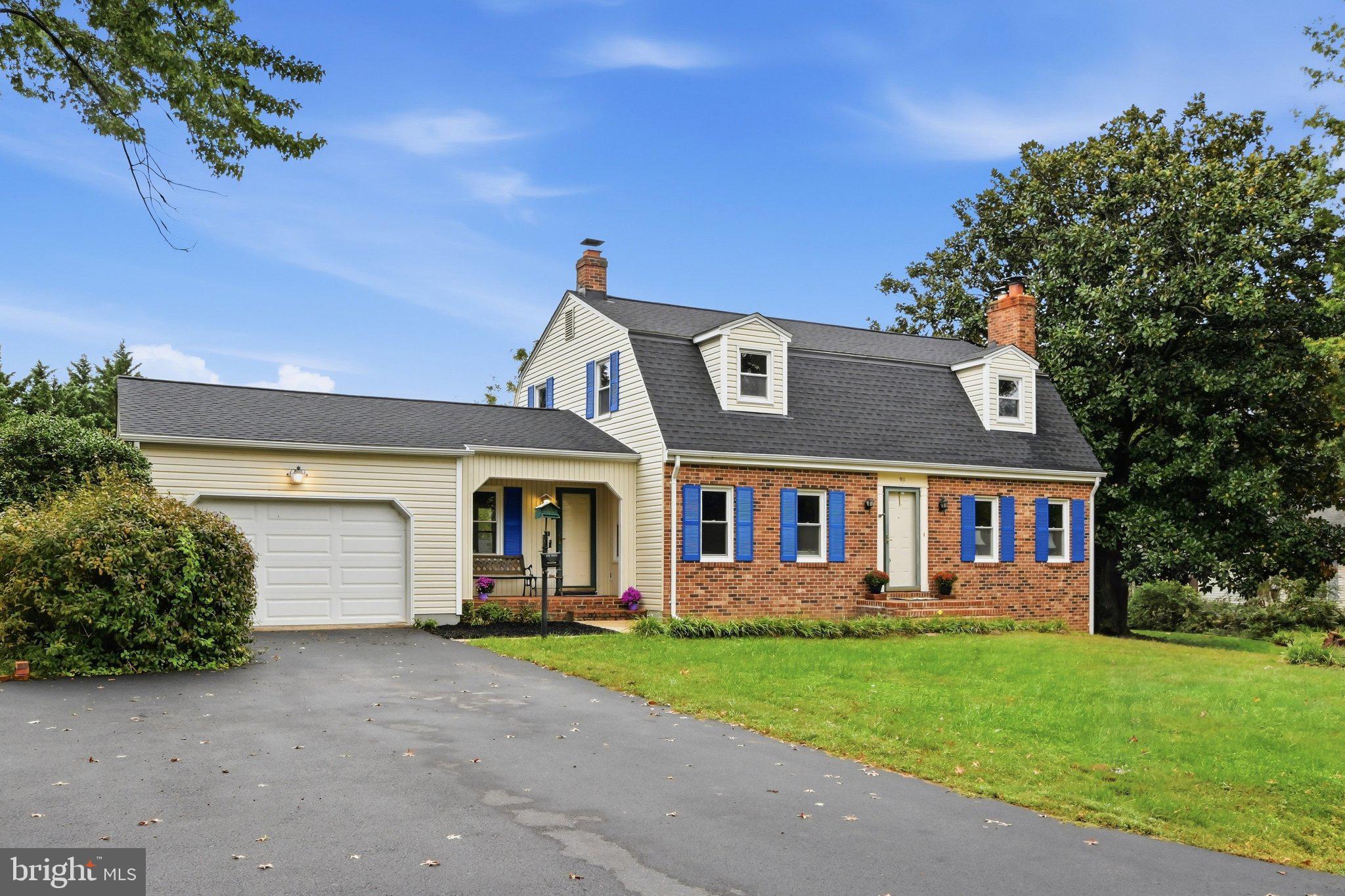 911 W COUNTRY CLUB DRIVE