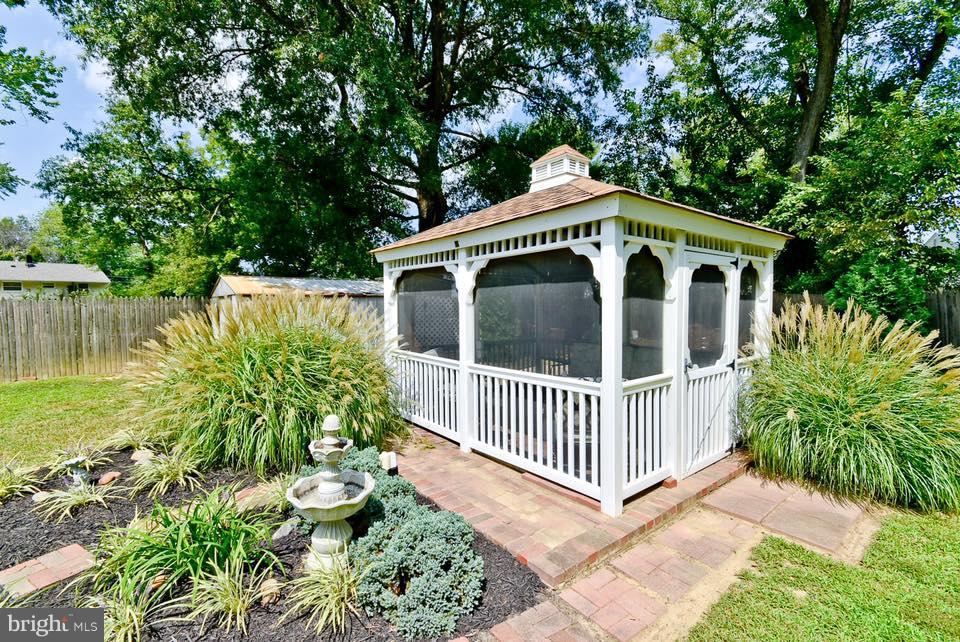 SOUTH LAWN - Residential